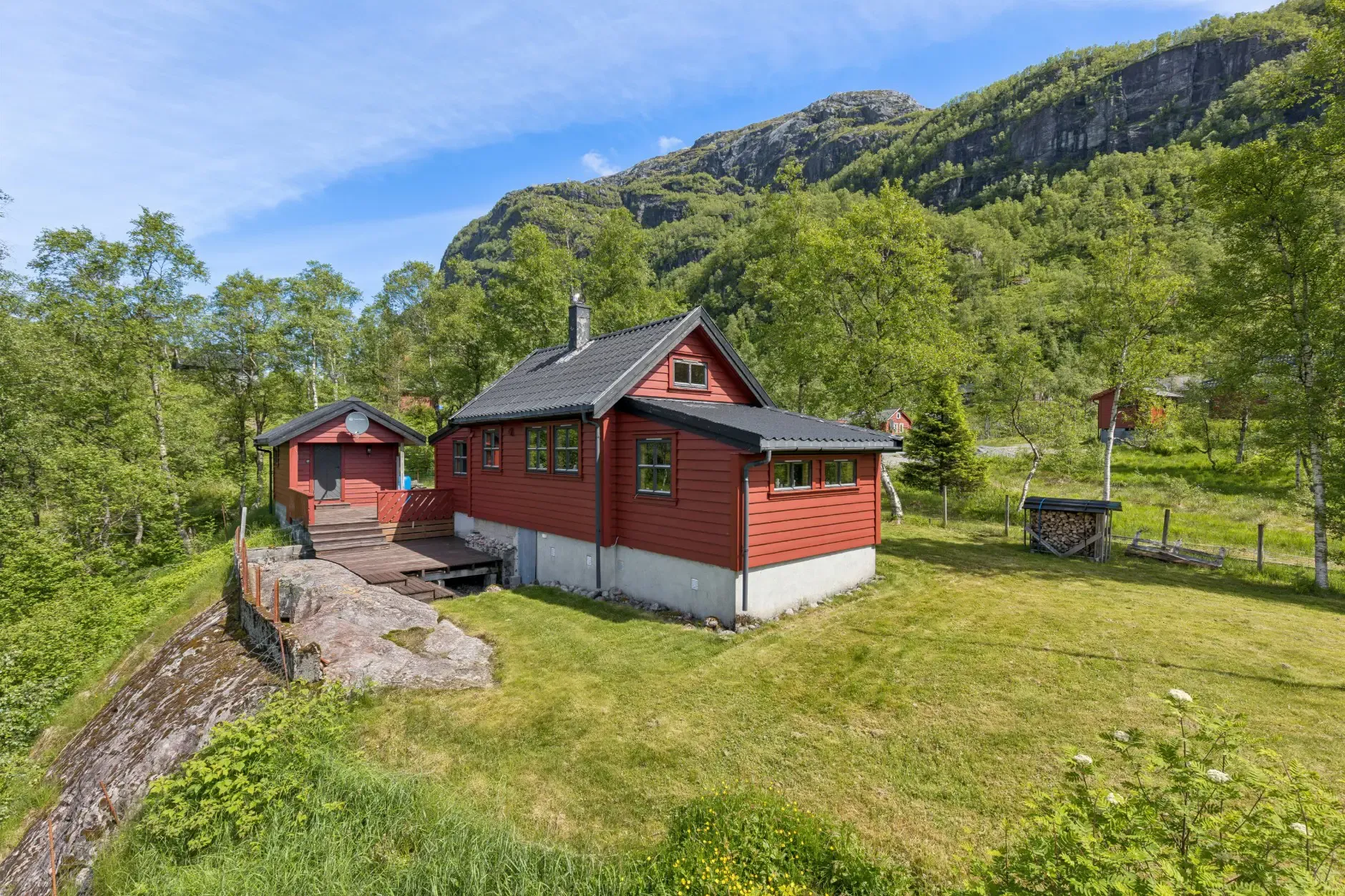 Landsted fra 1950-tallet i Sauda med stor tomt og parkeringsplass - Image 1