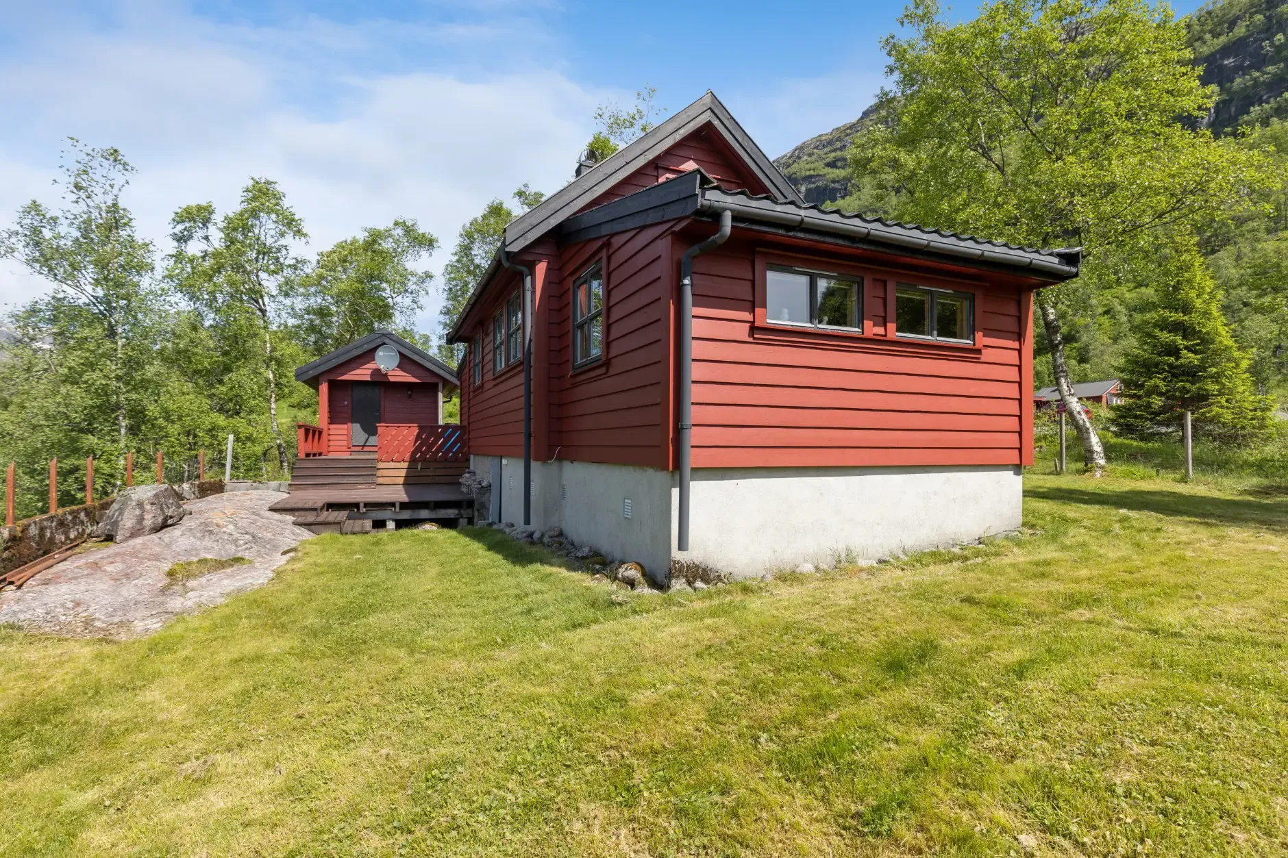 Landsted fra 1950-tallet i Sauda med stor tomt og parkeringsplass - Image 4