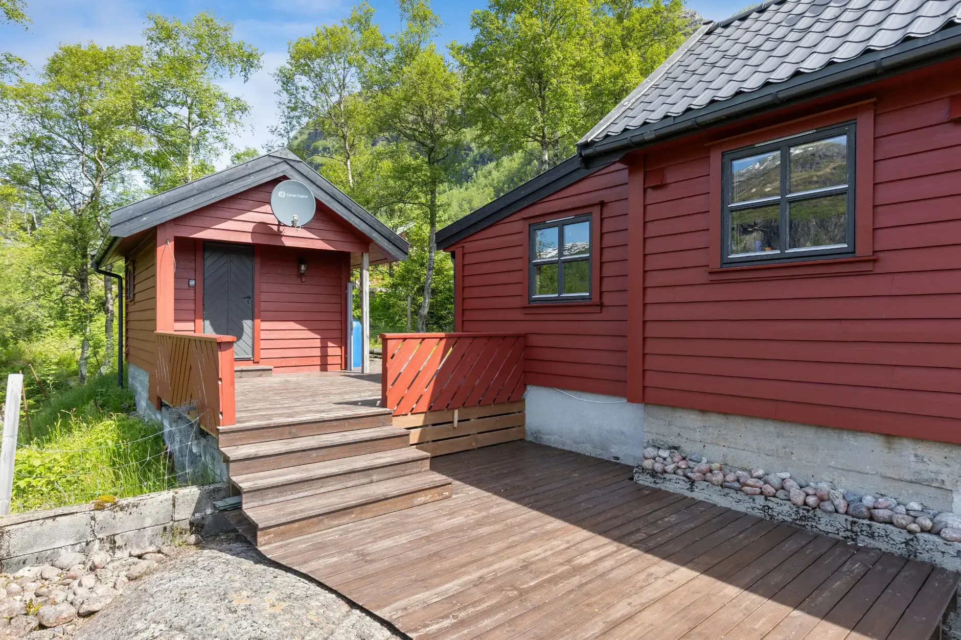 Landsted fra 1950-tallet i Sauda med stor tomt og parkeringsplass - Vis bilde 17 av 30
