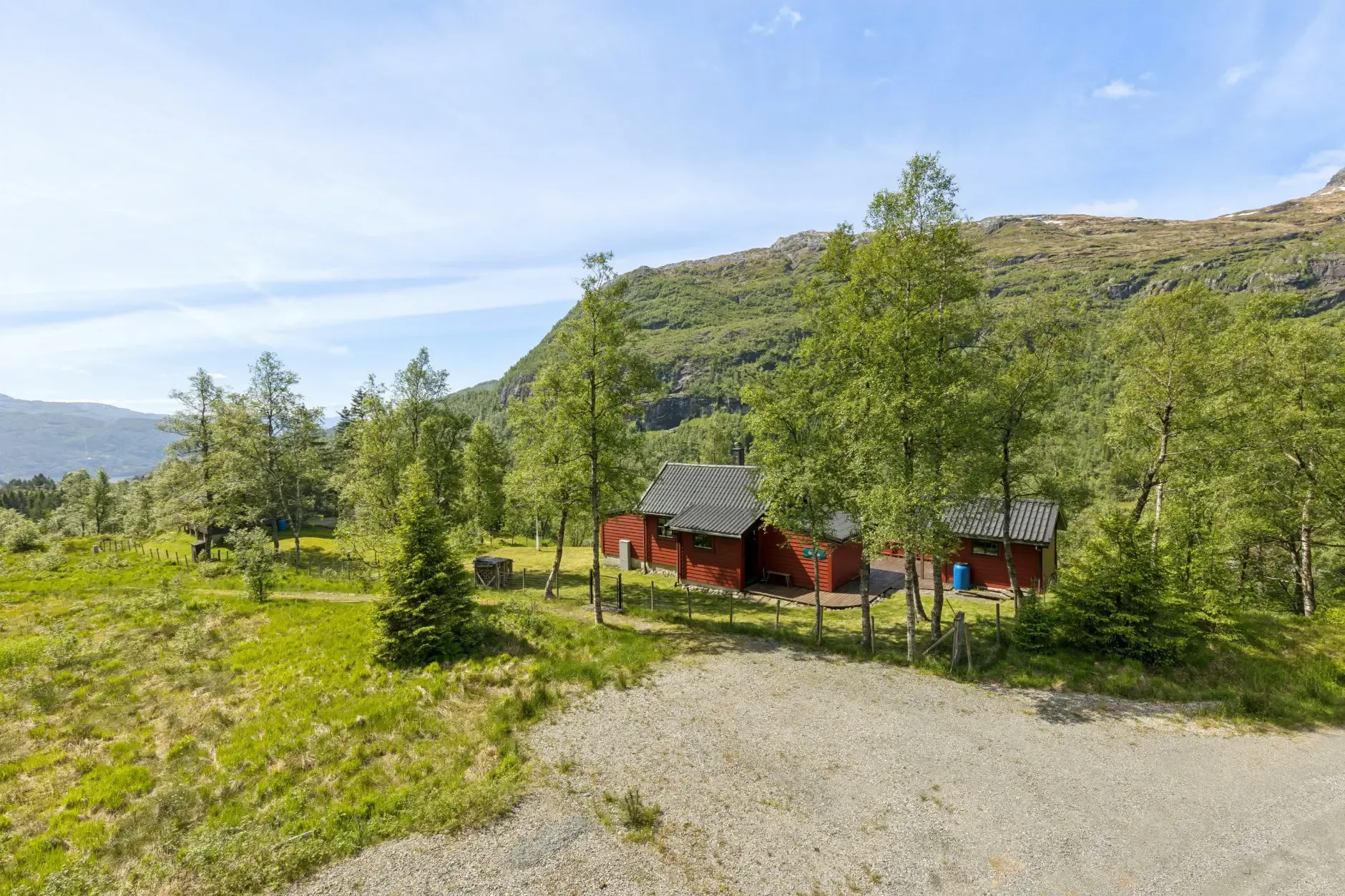 Bungalow des années 1950 avec un vaste jardin, situé dans le cadre pittoresque de Sauda - Image 2
