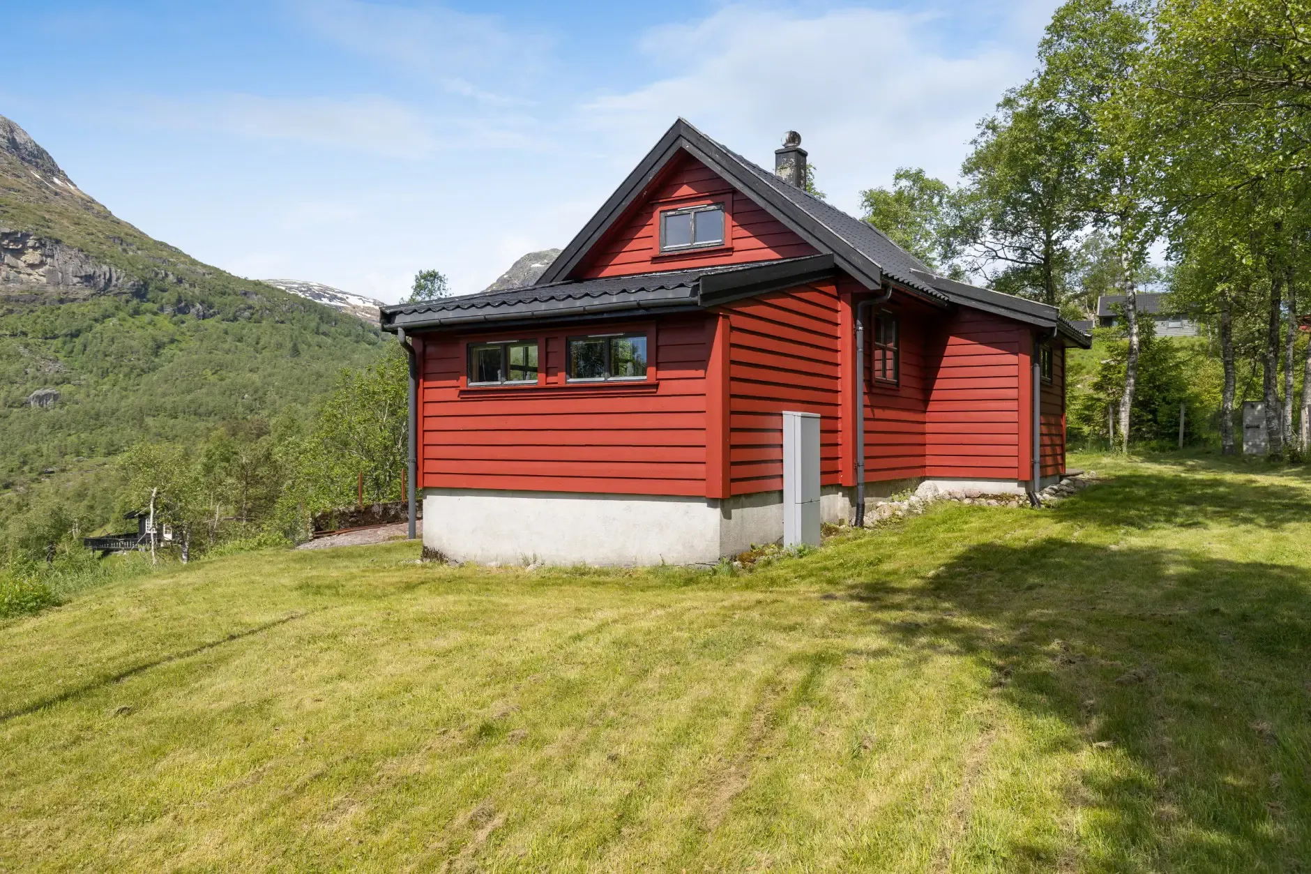 Bungalow des années 1950 avec un vaste jardin, situé dans le cadre pittoresque de Sauda - Image 3