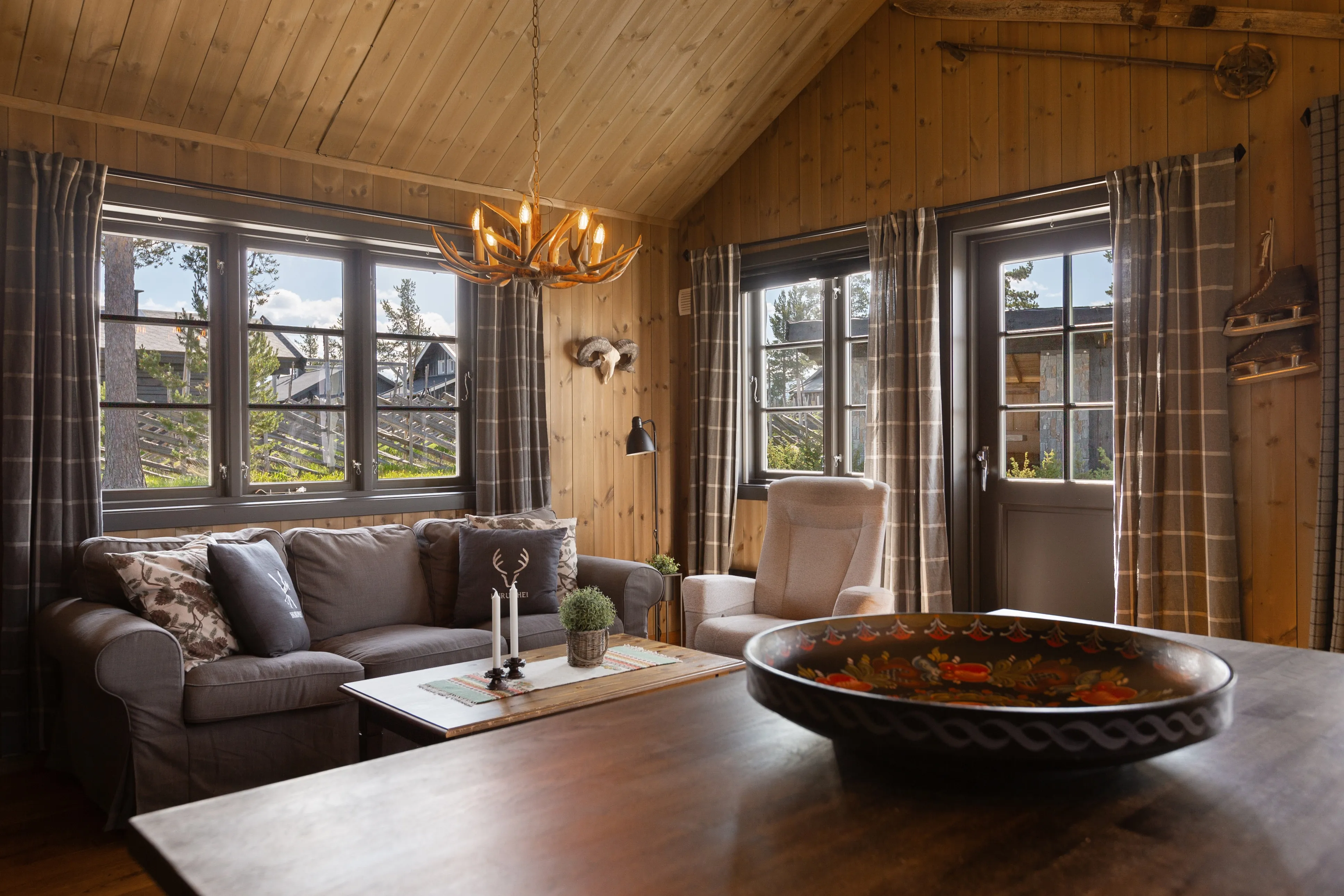 Contemporary 2-Bedroom Cabin with Expansive Terrace in Norway's Tisleidalen - View image 10 of 35