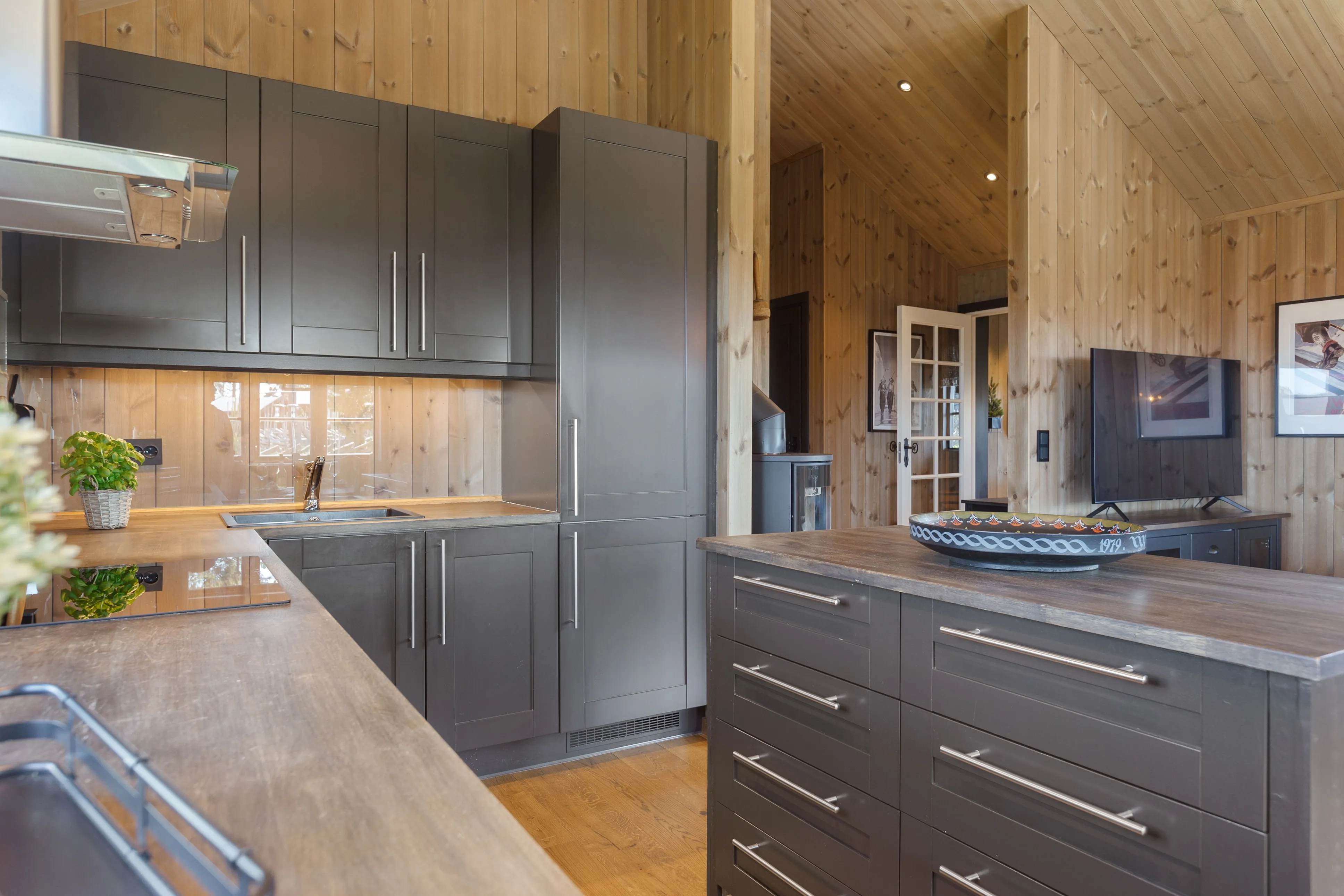 Contemporary 2-Bedroom Cabin with Expansive Terrace in Norway's Tisleidalen - View image 15 of 35