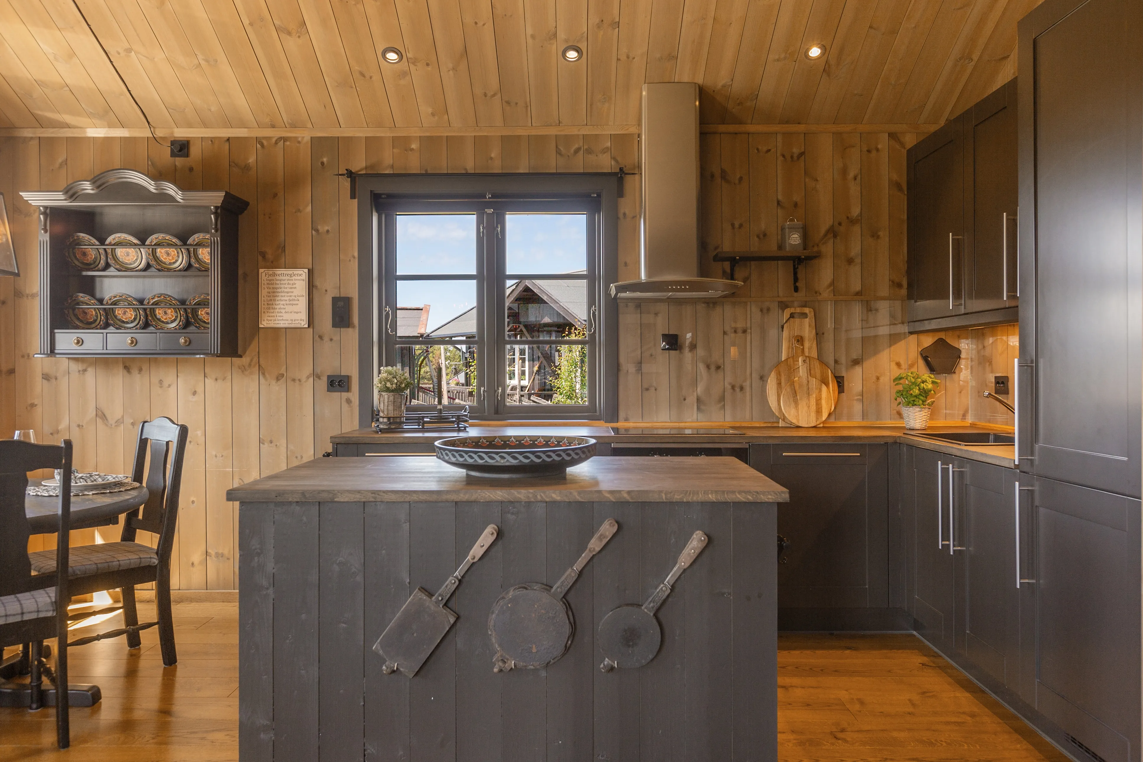 Contemporary 2-Bedroom Cabin with Expansive Terrace in Norway's Tisleidalen - View image 17 of 35