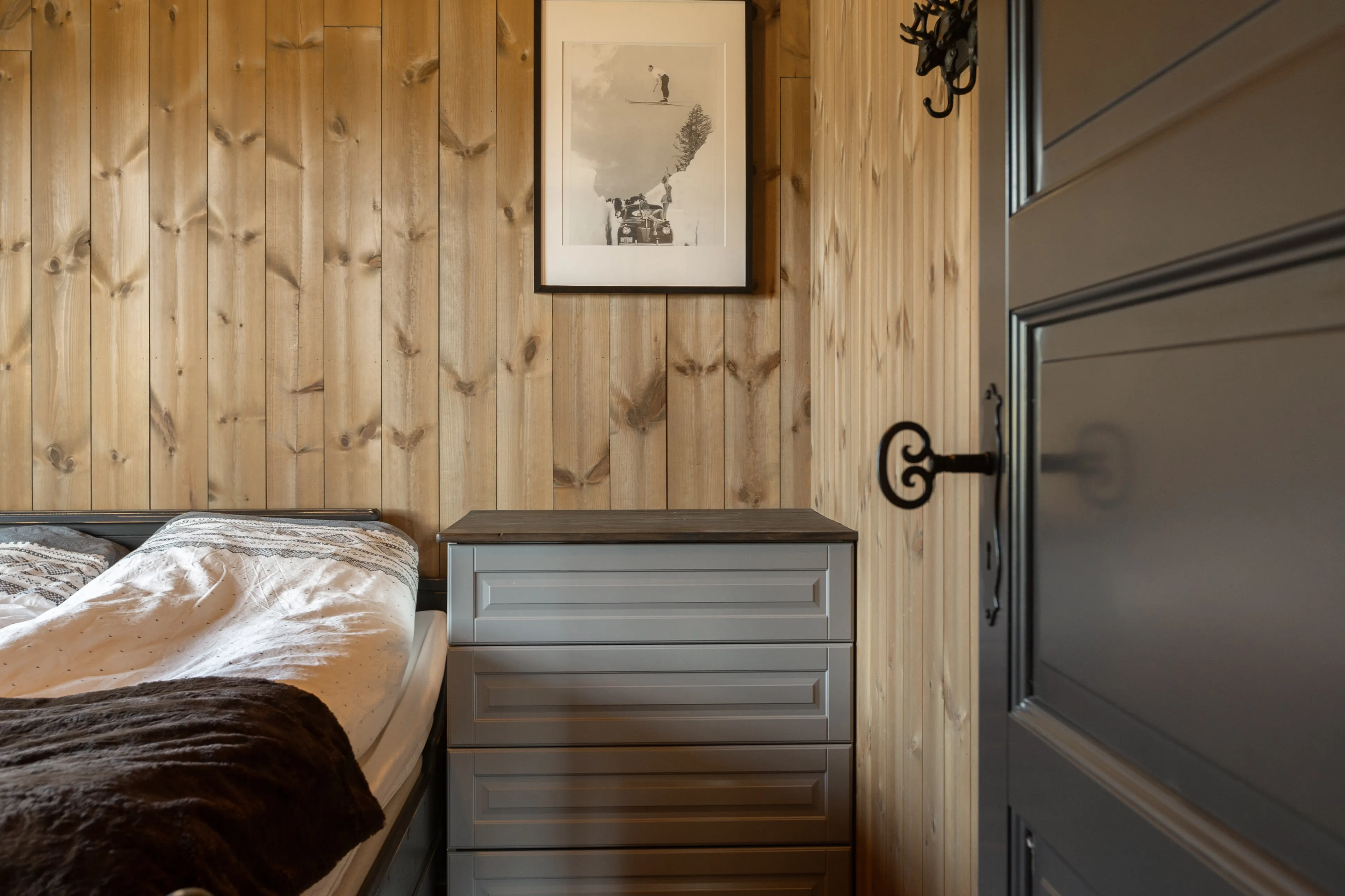 Contemporary 2-Bedroom Cabin with Expansive Terrace in Norway's Tisleidalen - View image 20 of 35