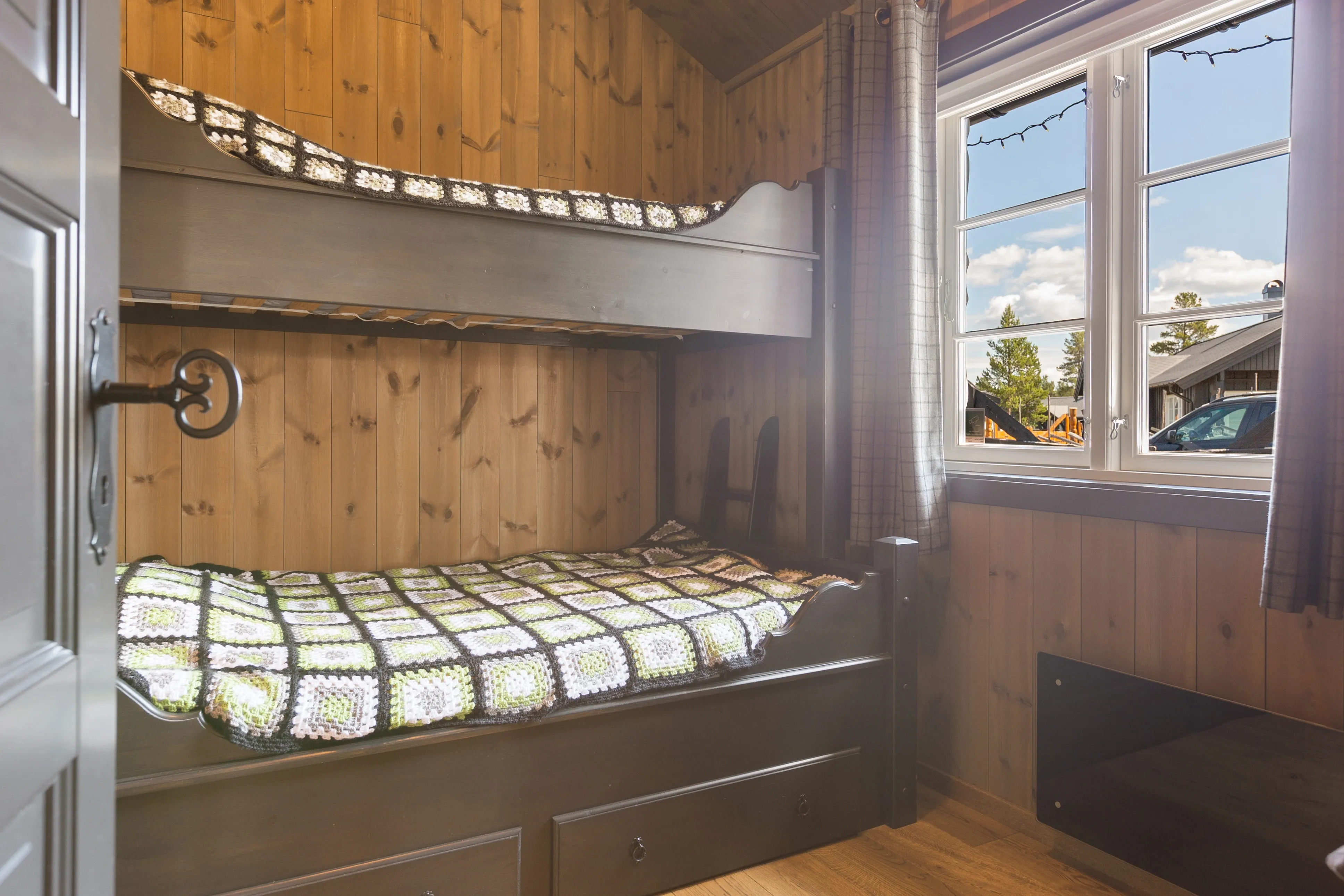Contemporary 2-Bedroom Cabin with Expansive Terrace in Norway's Tisleidalen - View image 21 of 35