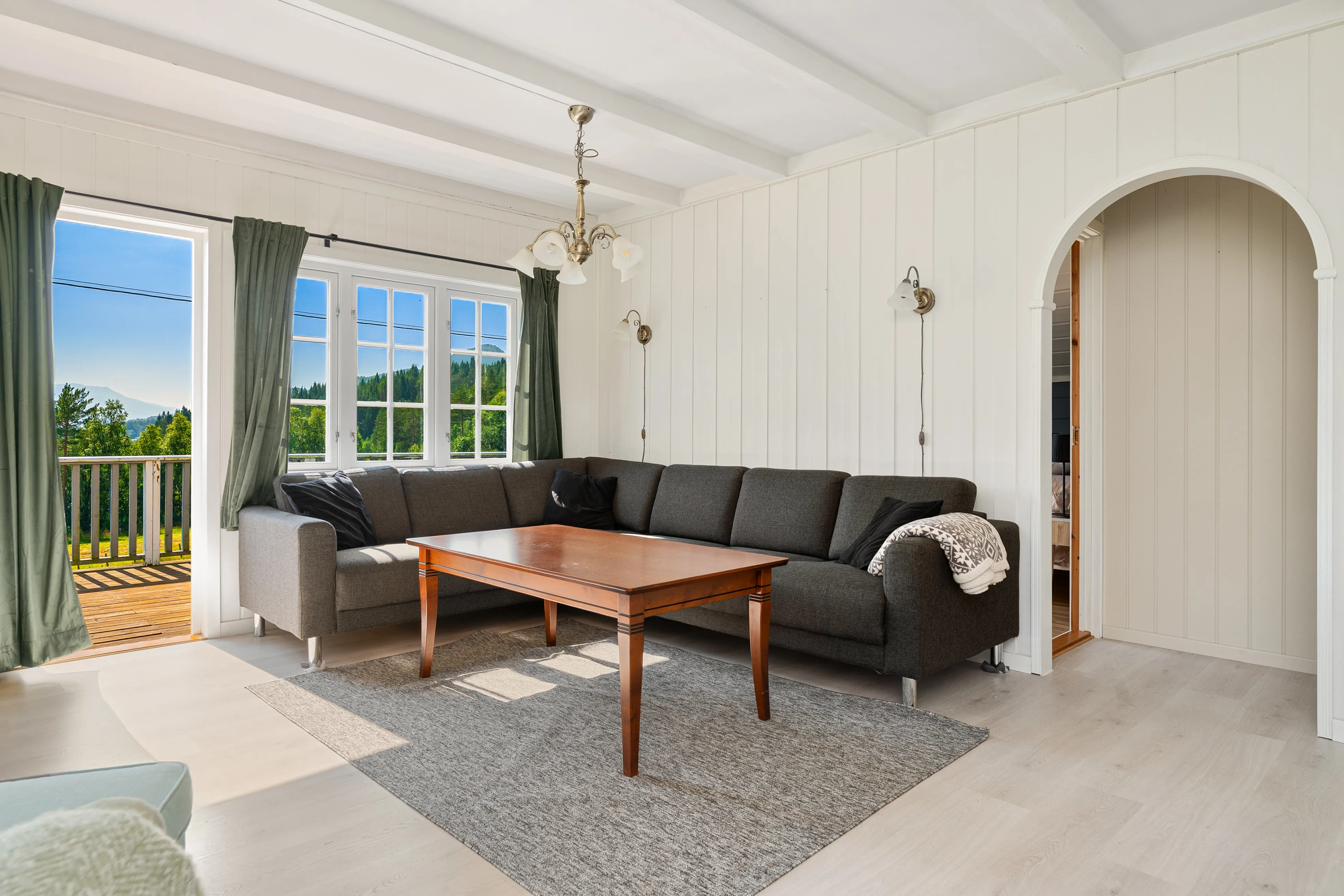 1960s Eidsvåg House with Balcony and Modern Upgrades - Image 3