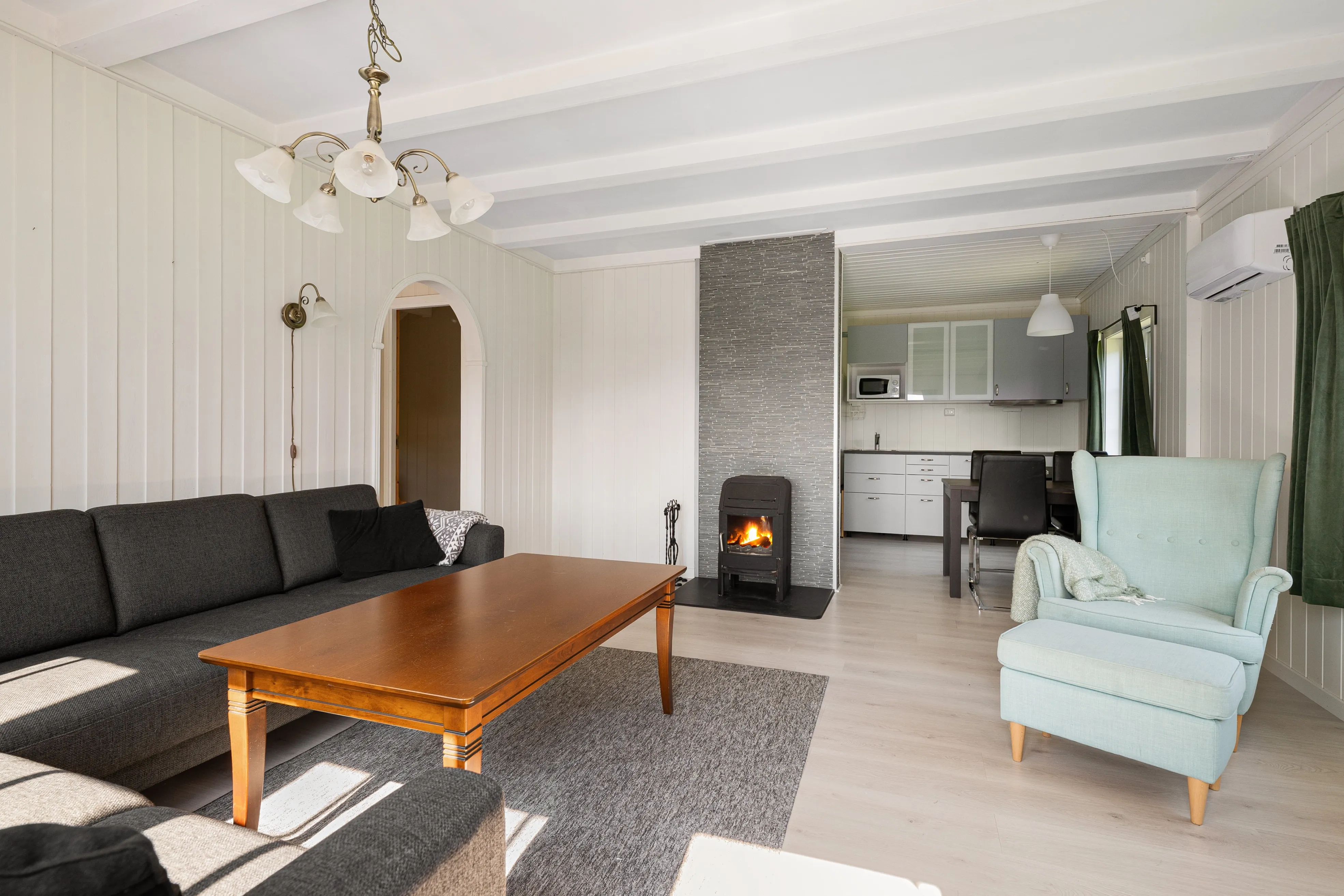 1960s Eidsvåg House with Balcony and Modern Upgrades - Image 4