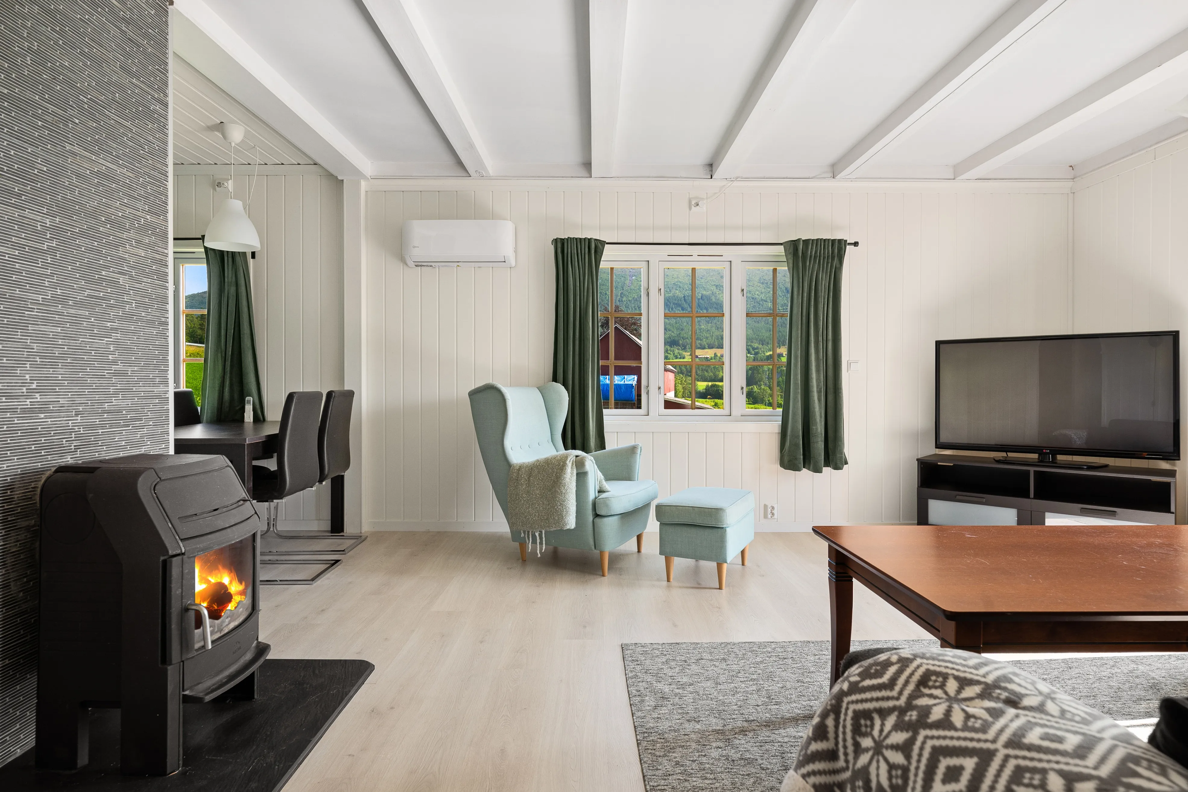 1960s Eidsvåg House with Balcony and Modern Upgrades - View image 6 of 35