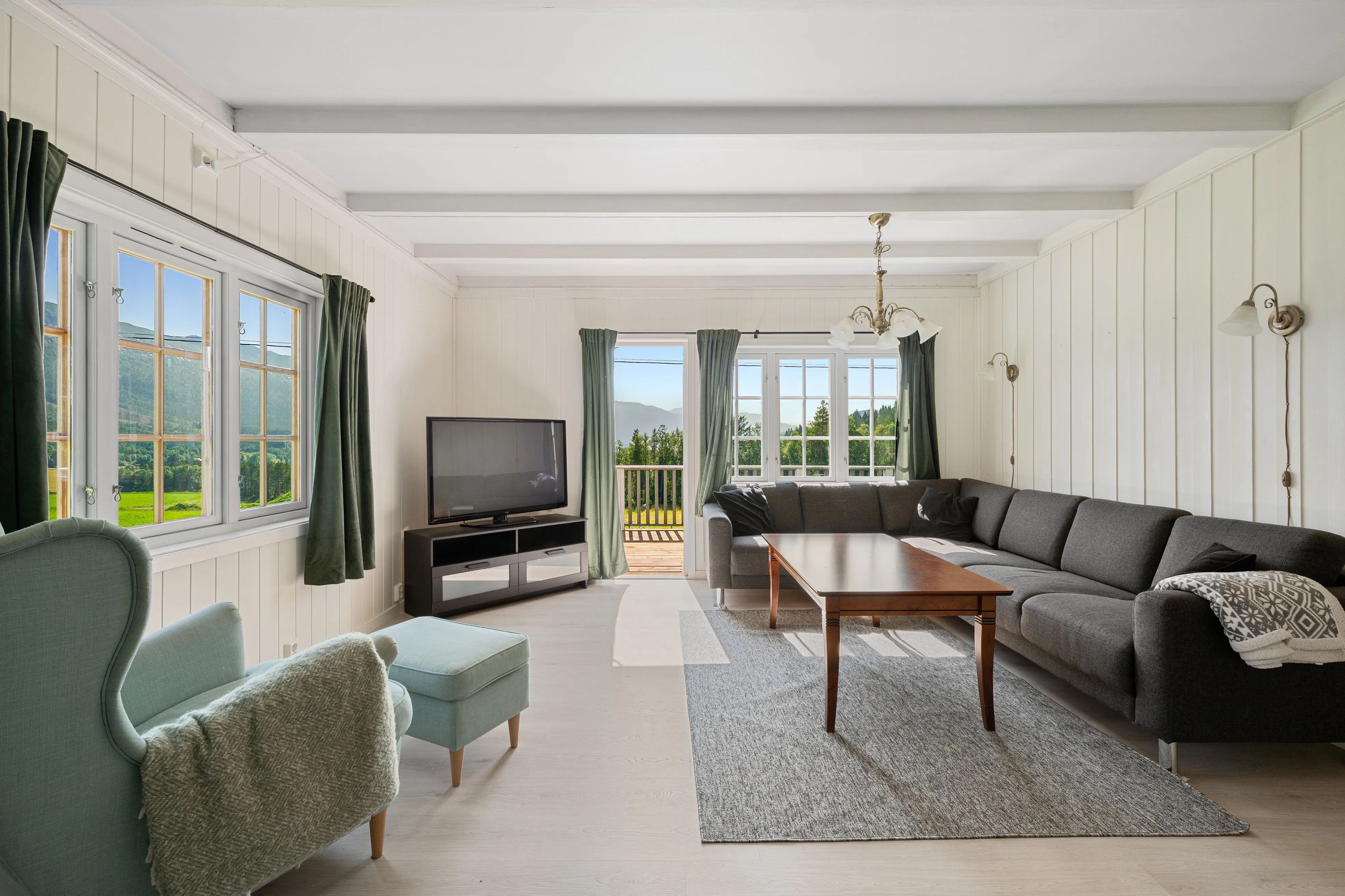 1960s Eidsvåg House with Balcony and Modern Upgrades - View image 7 of 35