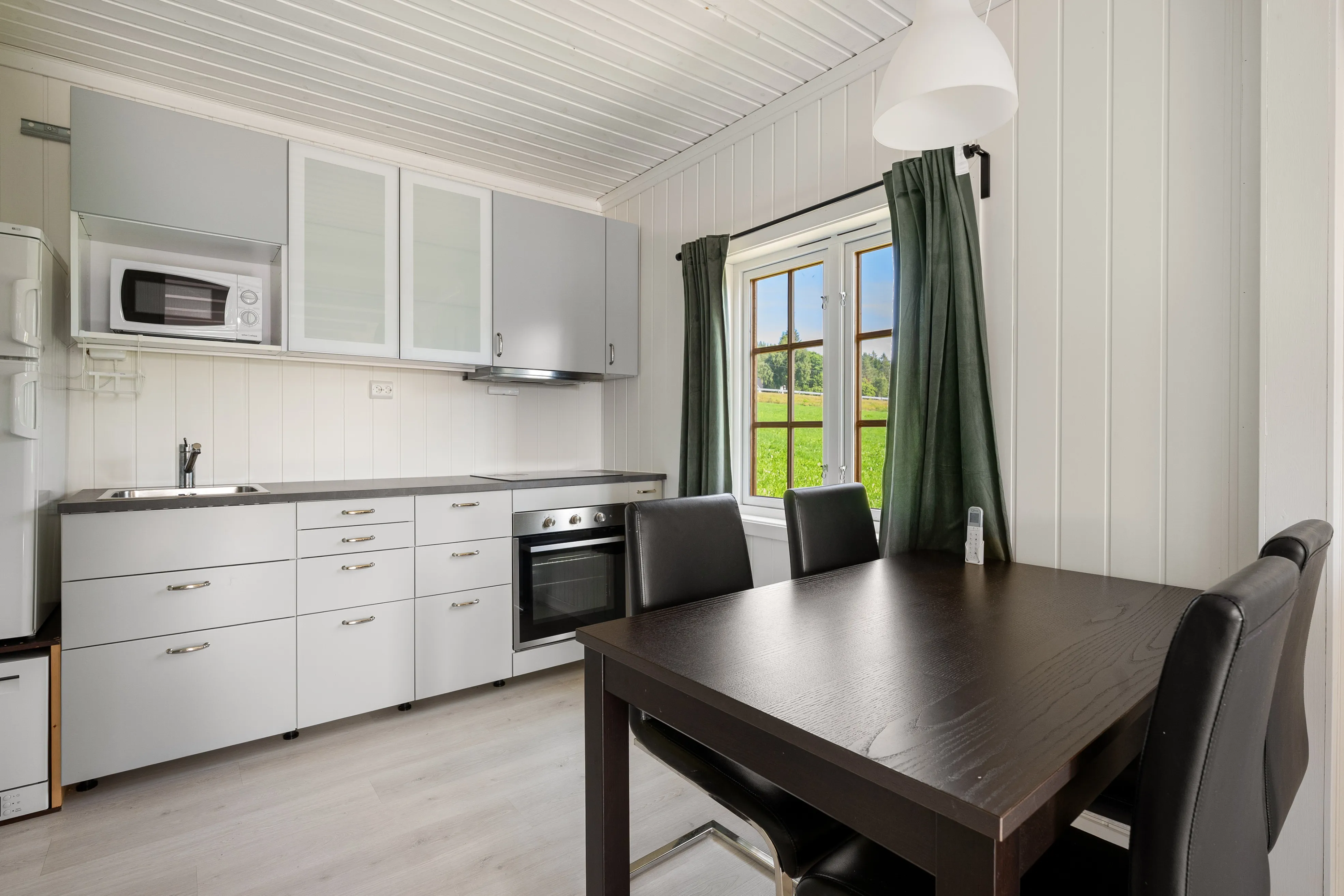 1960s Eidsvåg House with Balcony and Modern Upgrades - View image 9 of 35