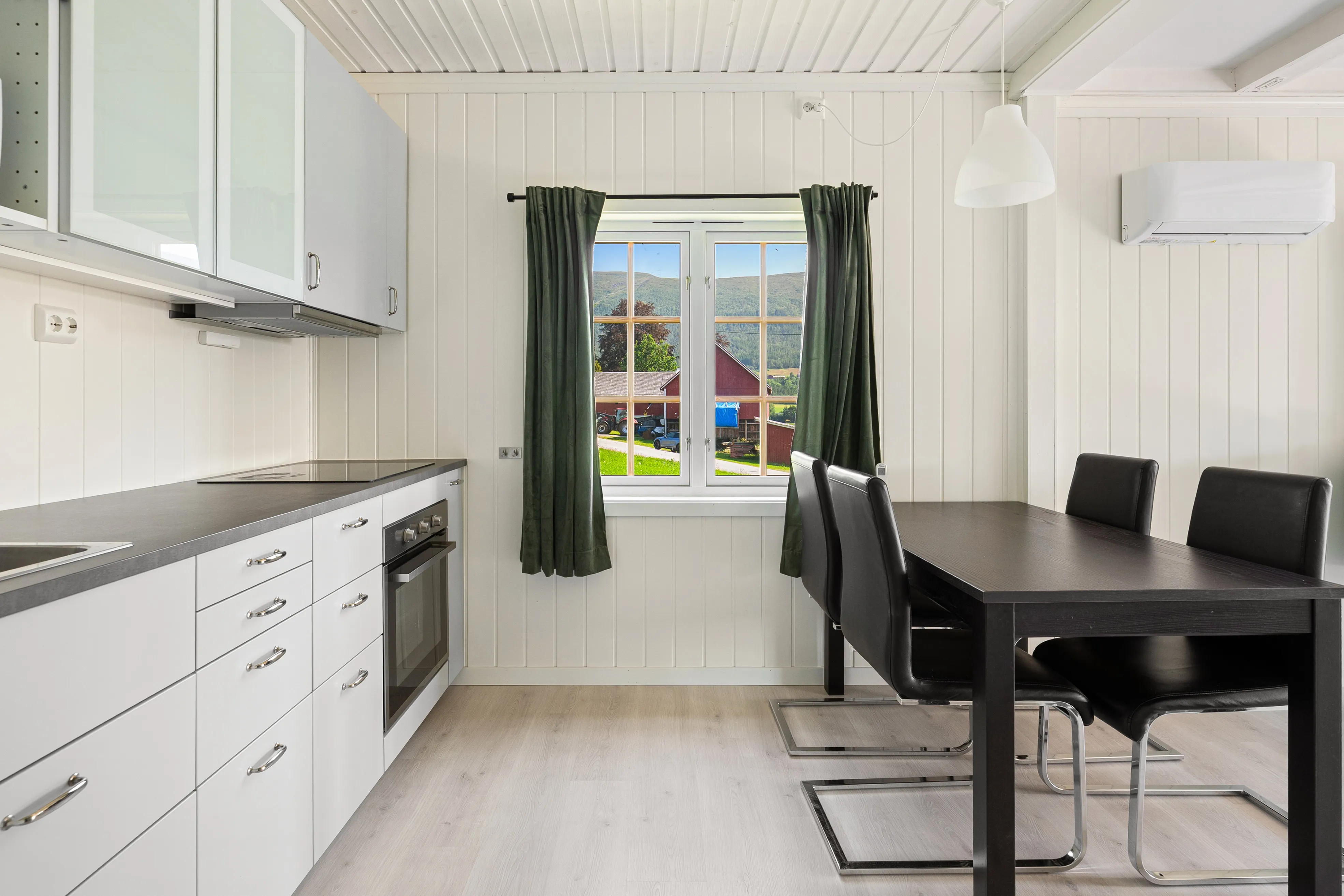 1960s Eidsvåg House with Balcony and Modern Upgrades - View image 11 of 35