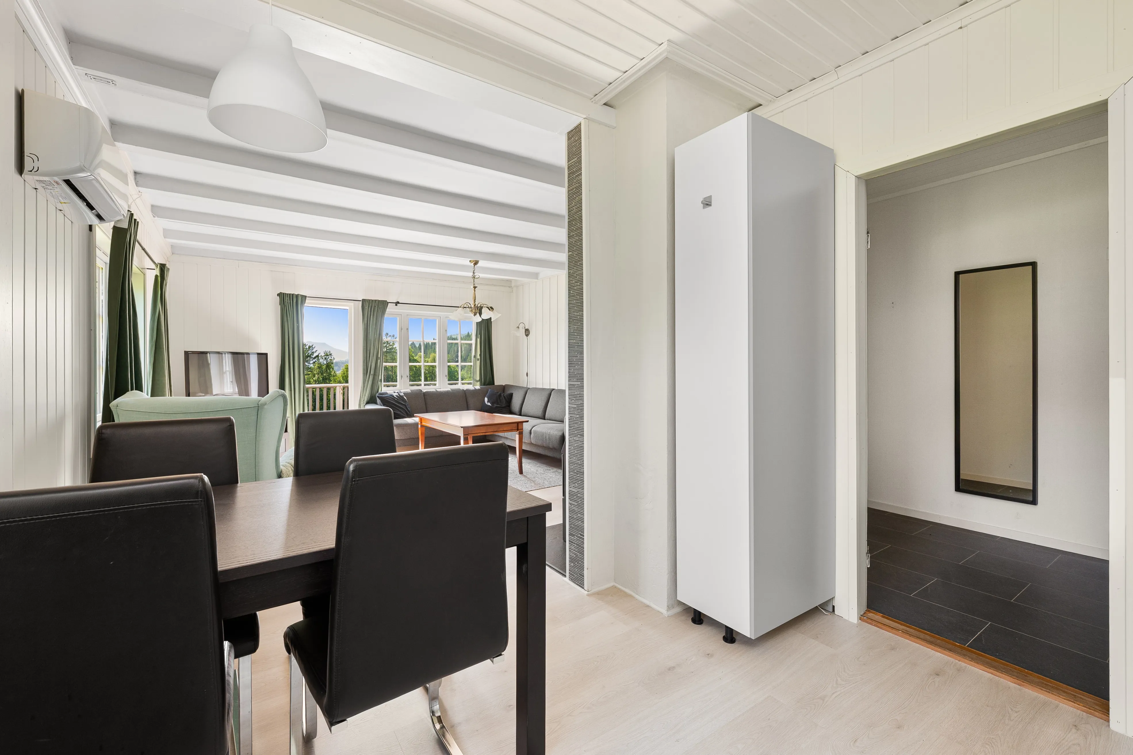 1960s Eidsvåg House with Balcony and Modern Upgrades - View image 12 of 35