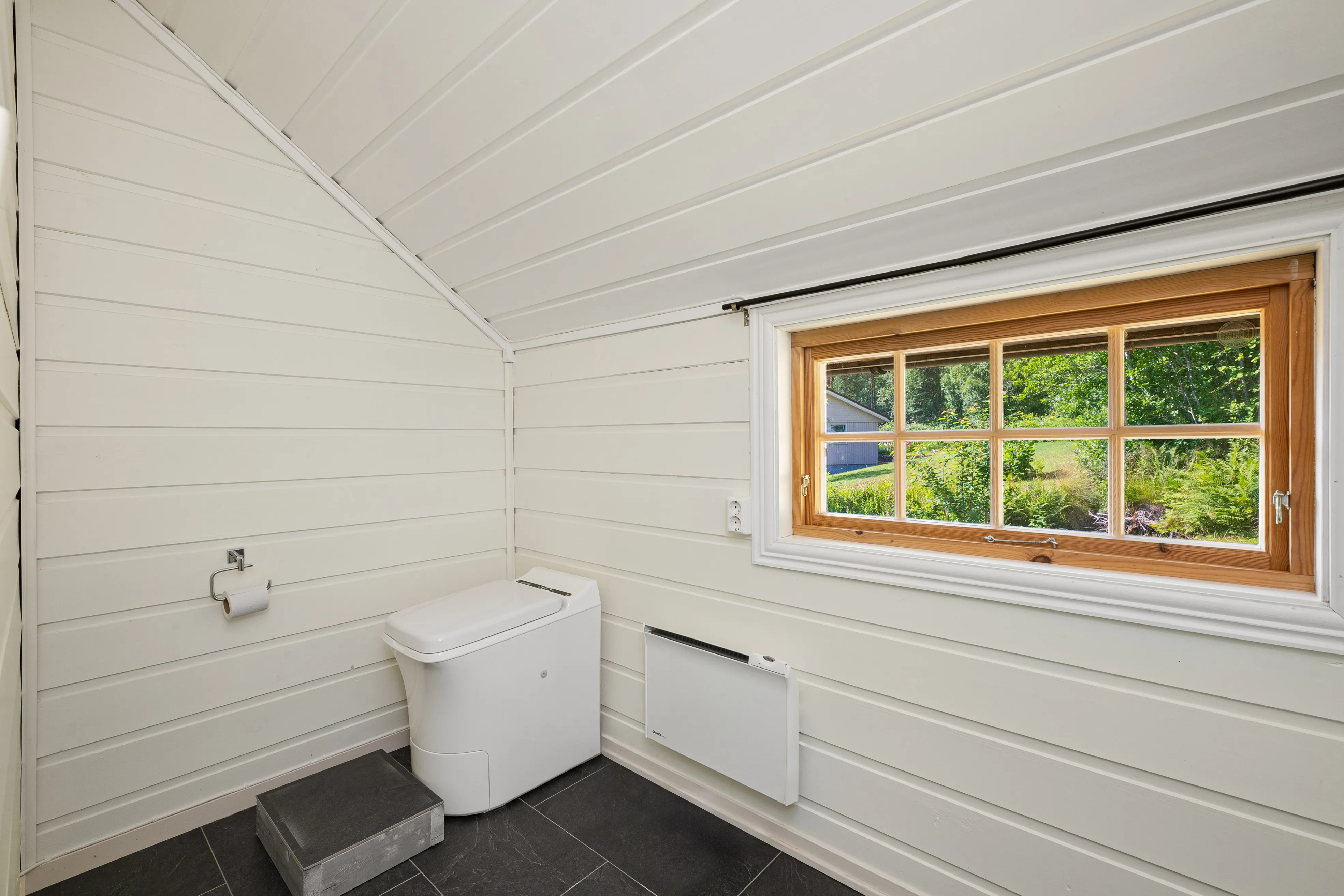 1960s Eidsvåg House with Balcony and Modern Upgrades - View image 13 of 35