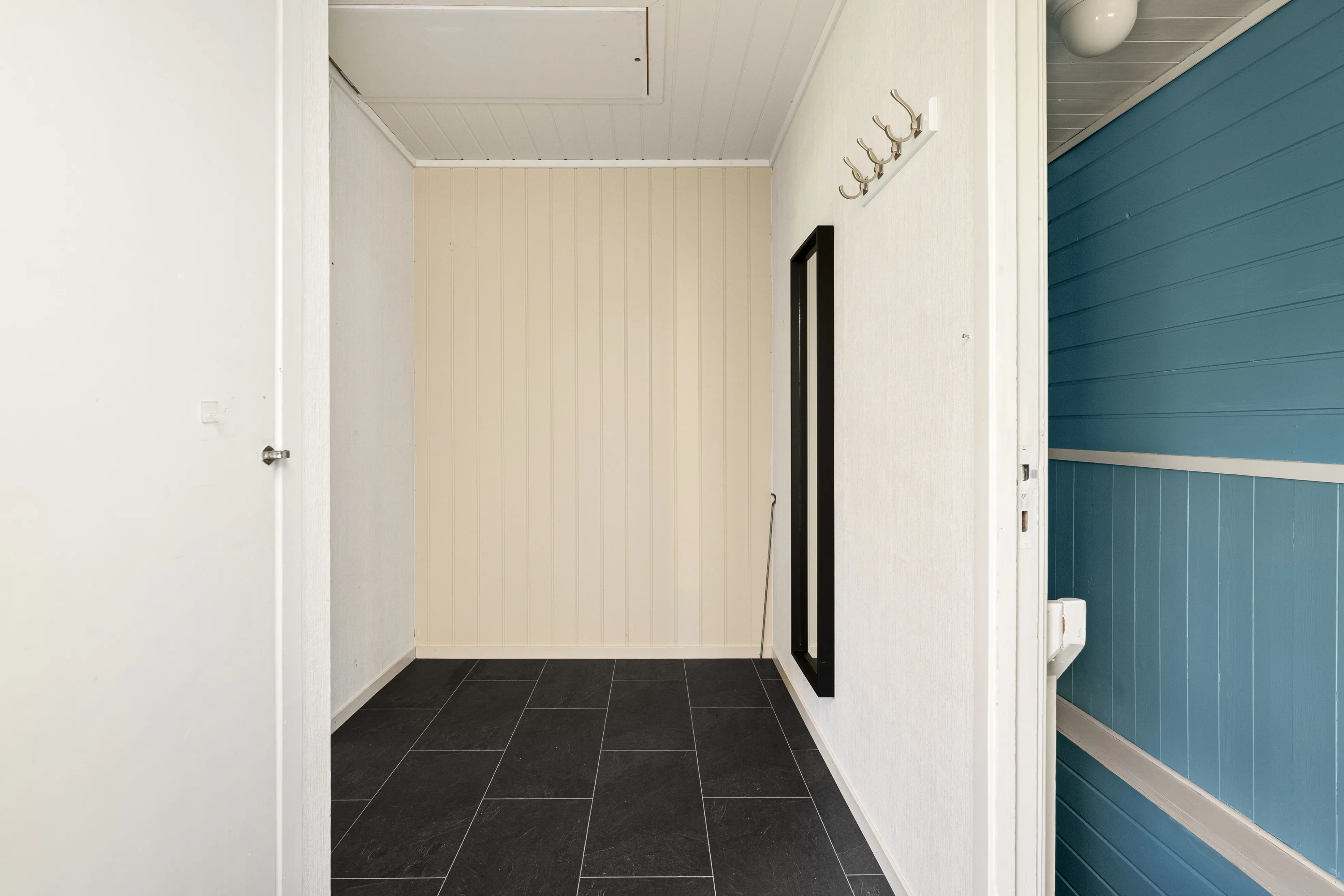 1960s Eidsvåg House with Balcony and Modern Upgrades - View image 15 of 35
