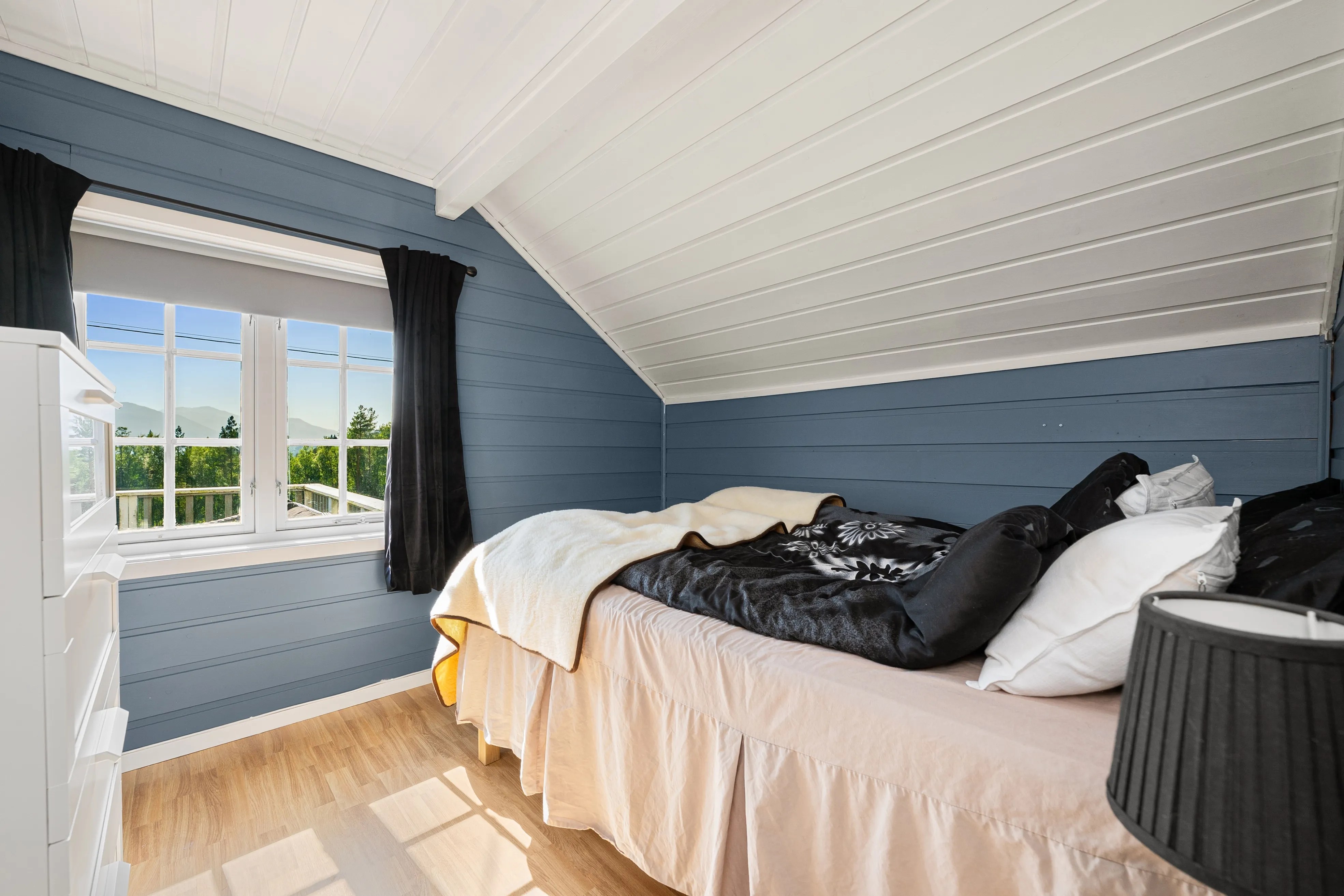 1960s Eidsvåg House with Balcony and Modern Upgrades - View image 16 of 35
