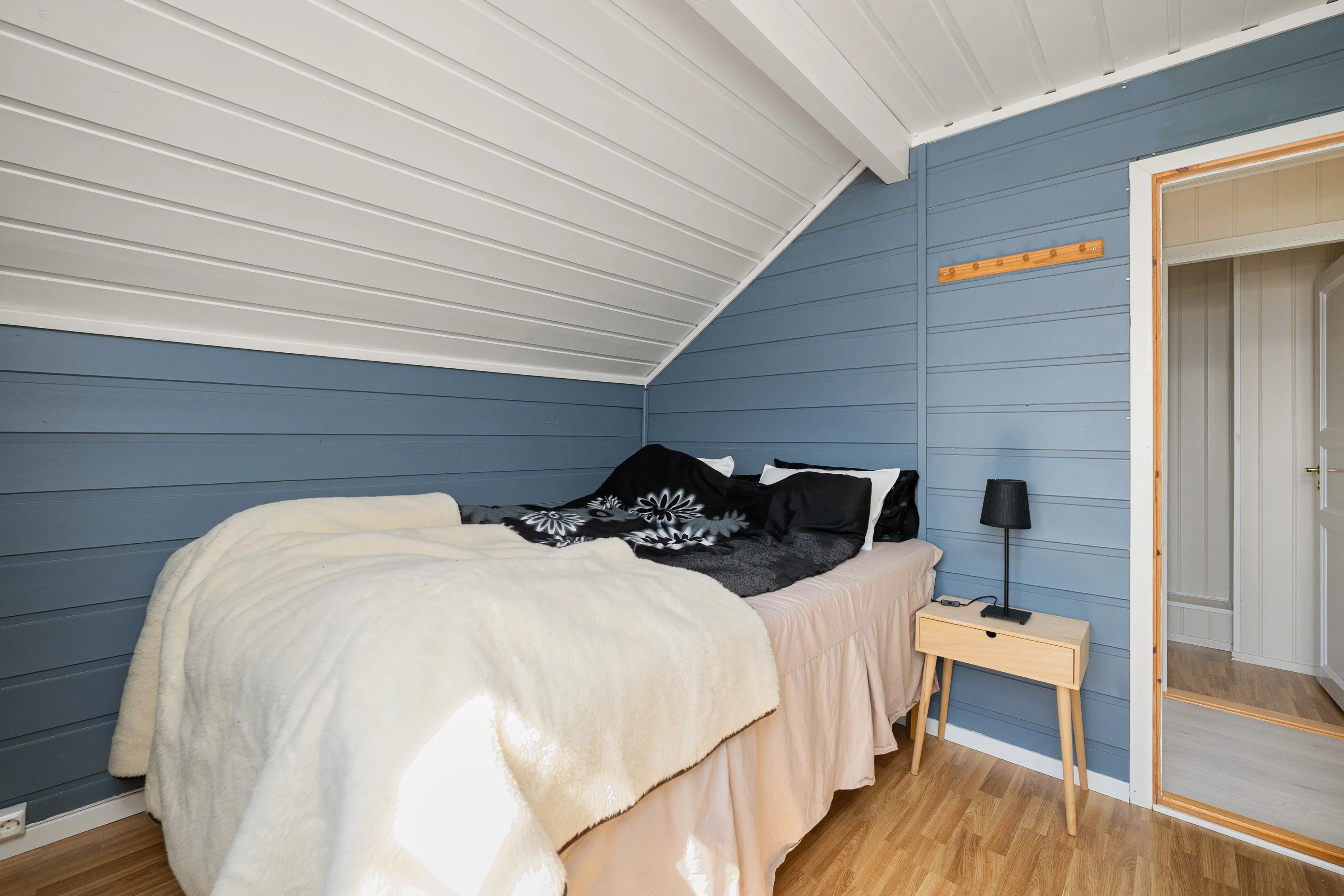 1960s Eidsvåg House with Balcony and Modern Upgrades - View image 17 of 35