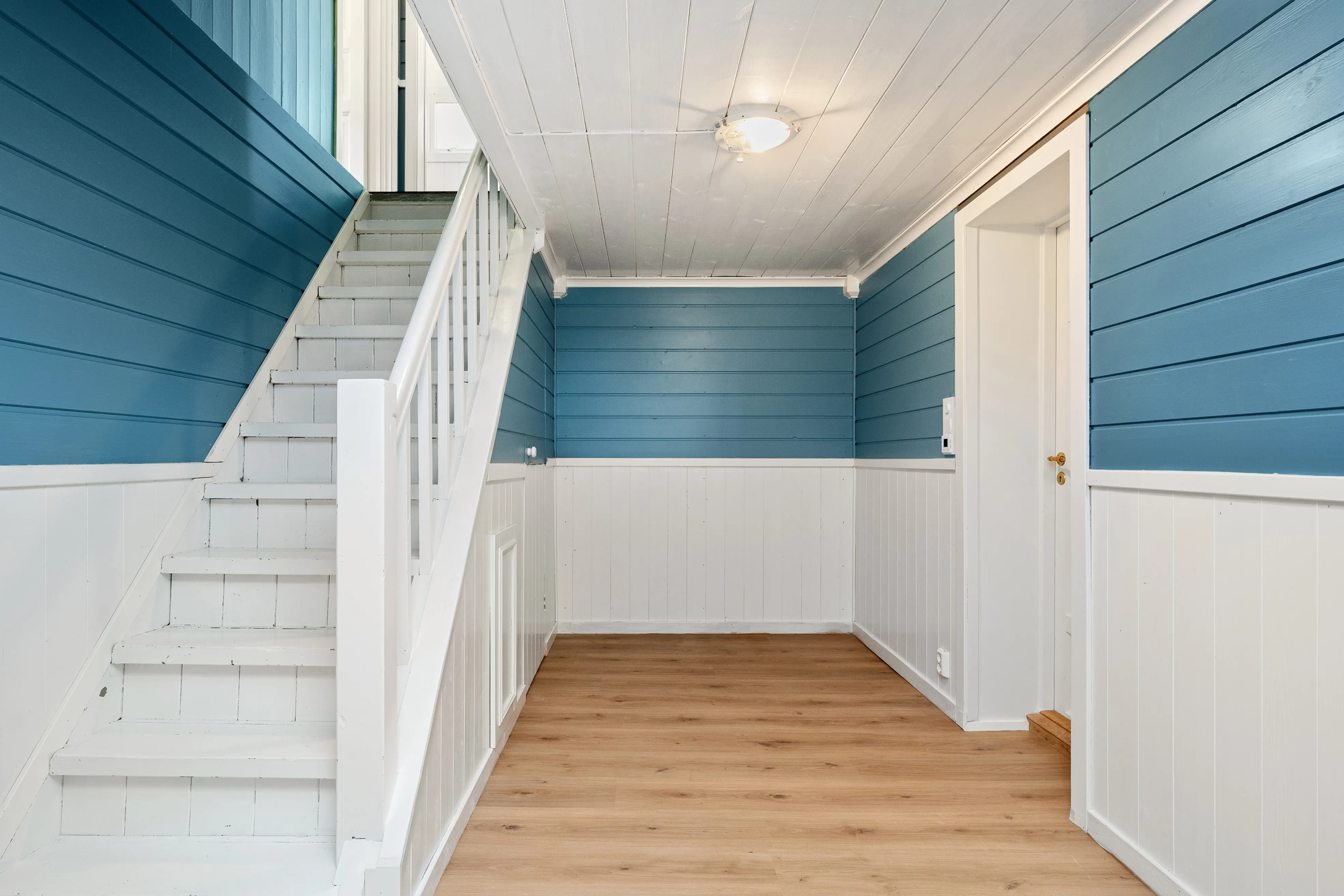 1960s Eidsvåg House with Balcony and Modern Upgrades - View image 19 of 35