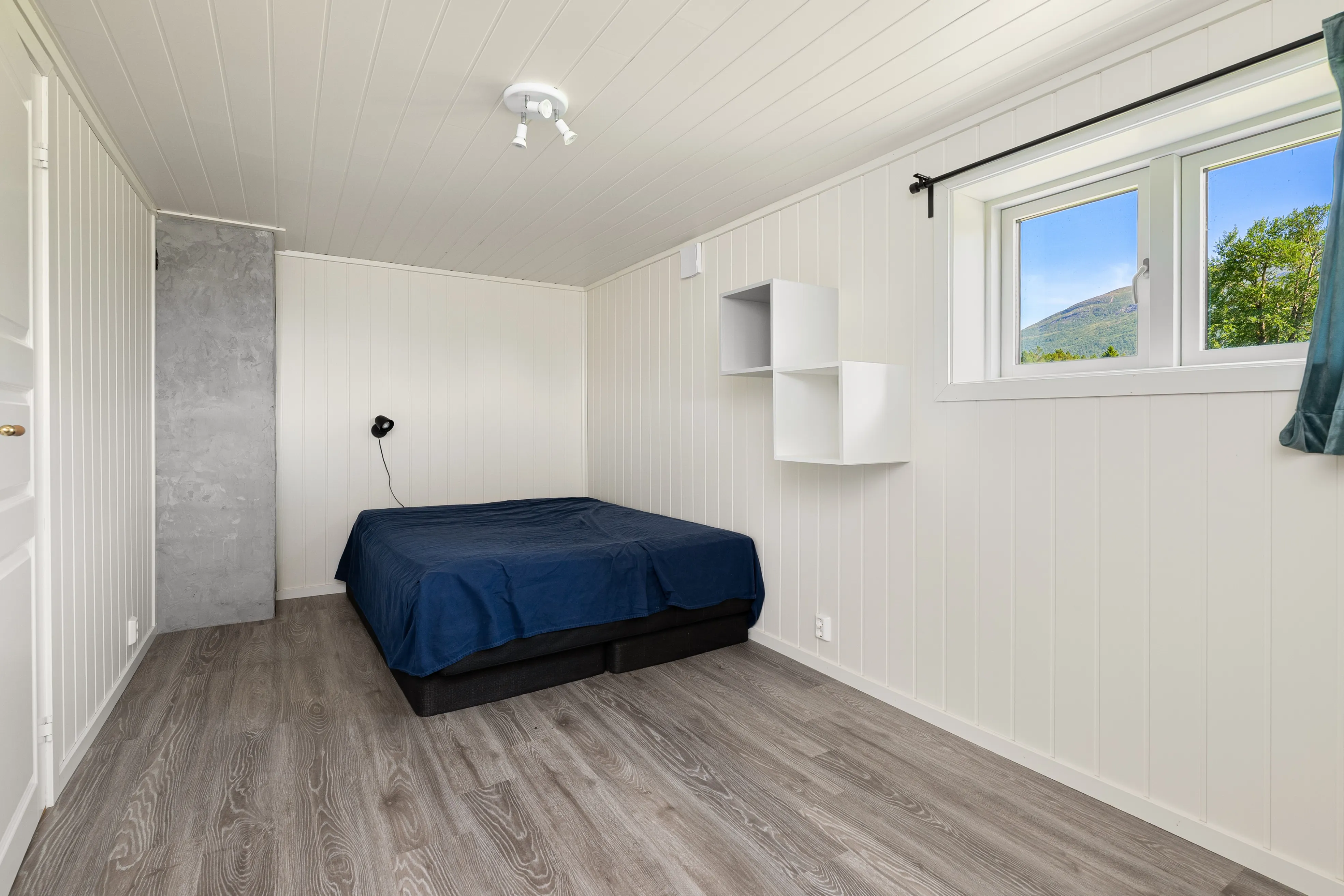 1960s Eidsvåg House with Balcony and Modern Upgrades - View image 22 of 35