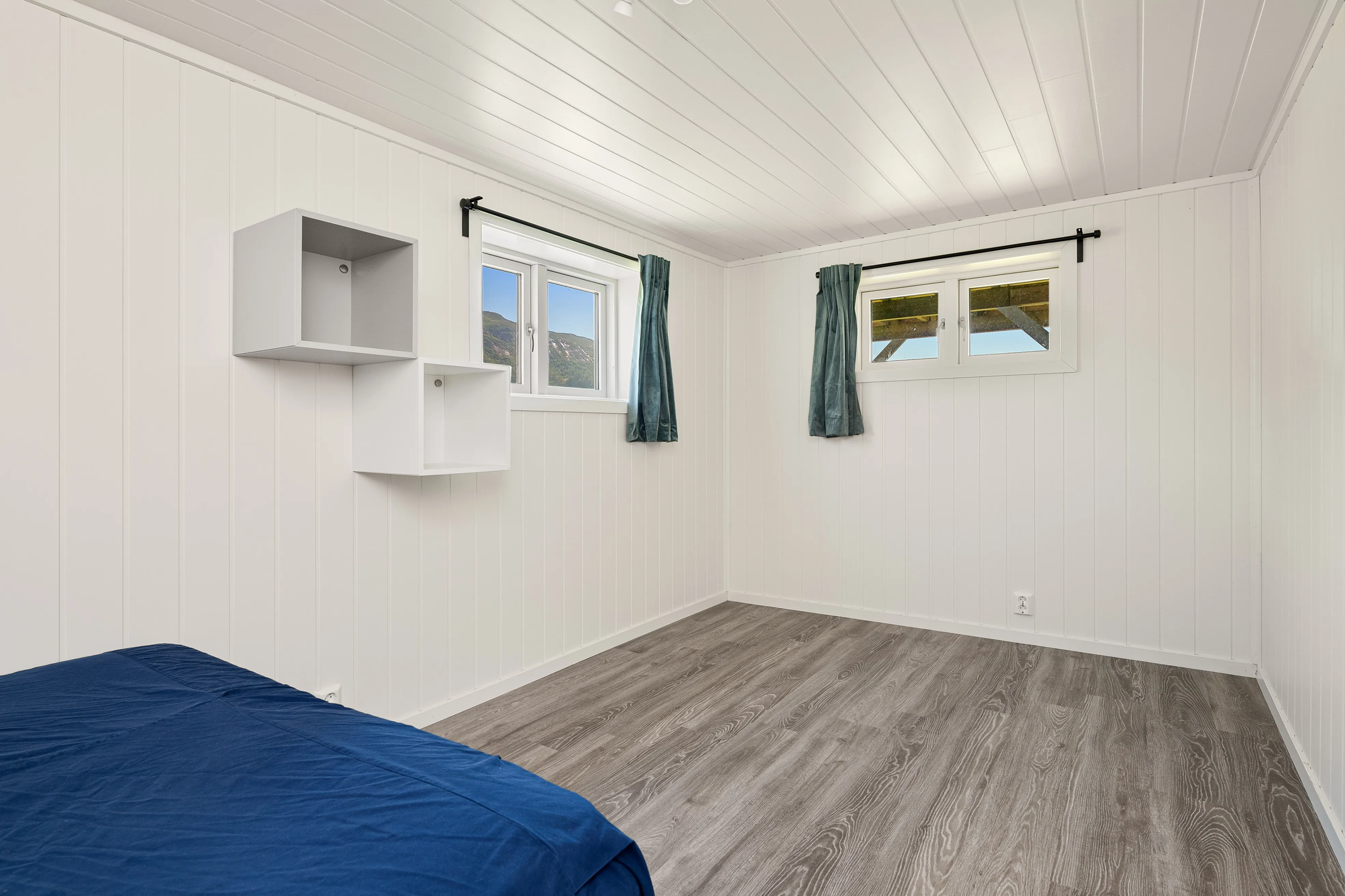1960s Eidsvåg House with Balcony and Modern Upgrades - View image 23 of 35