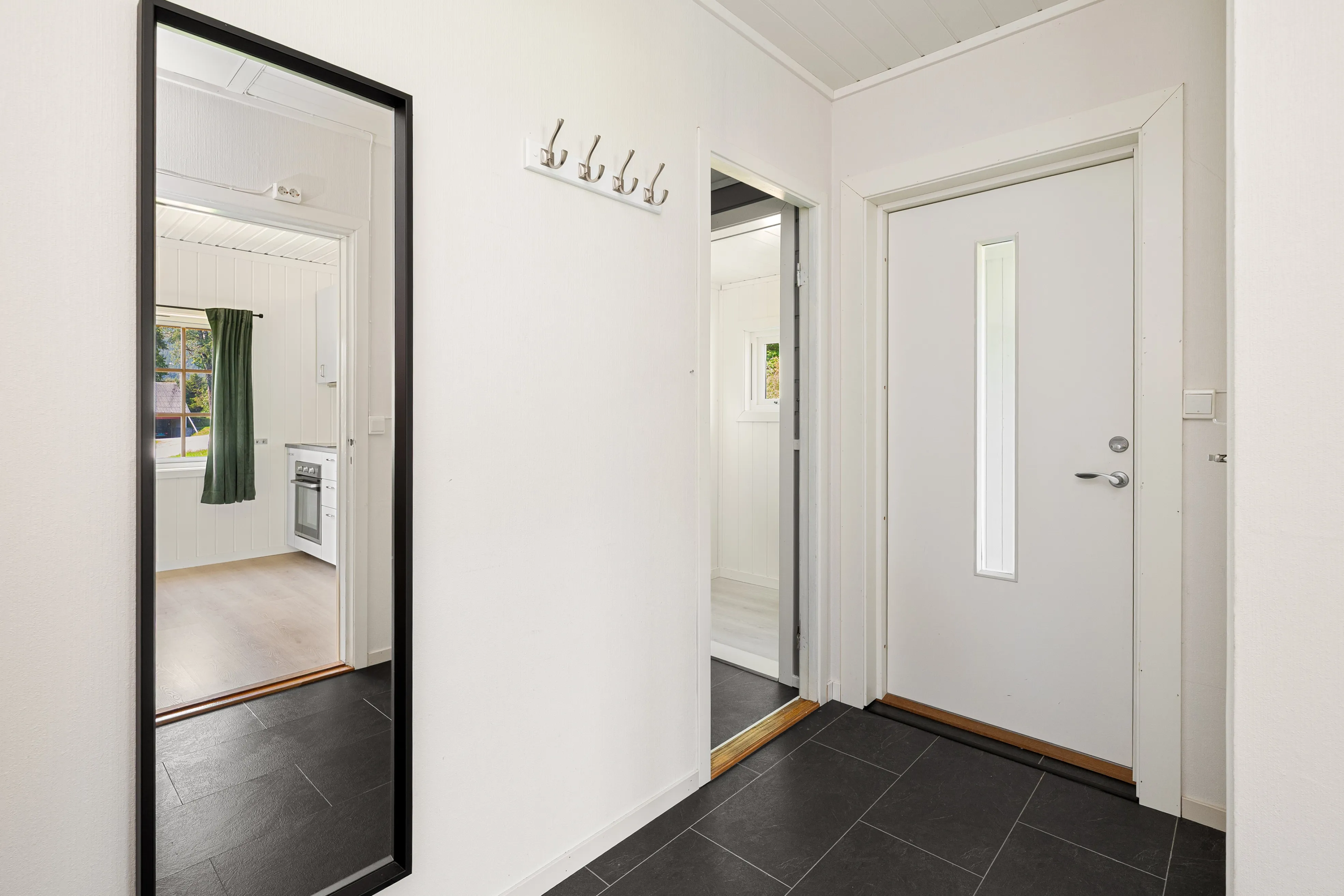 1960s Eidsvåg House with Balcony and Modern Upgrades - View image 25 of 35