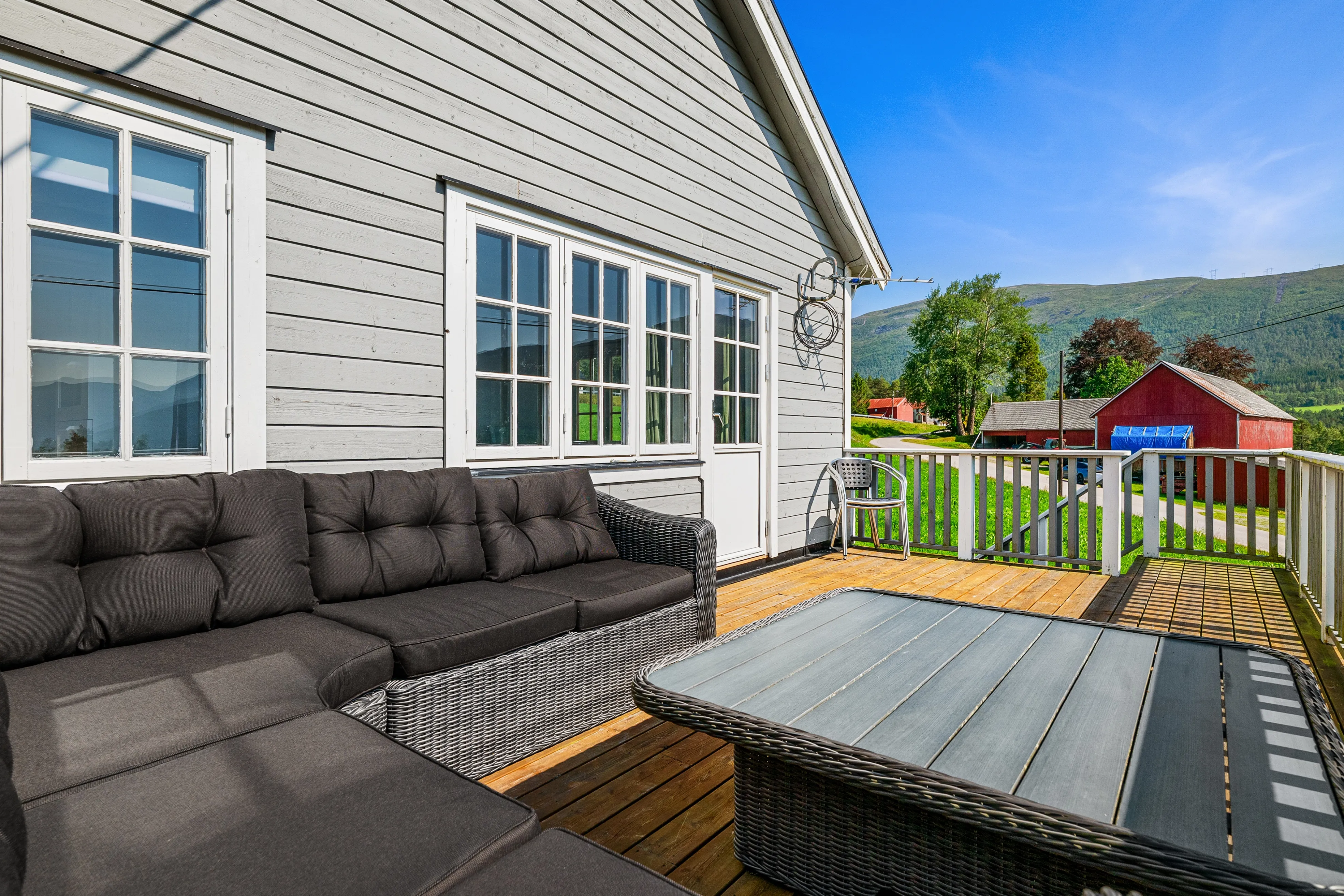 1960s Eidsvåg House with Balcony and Modern Upgrades - View image 27 of 35