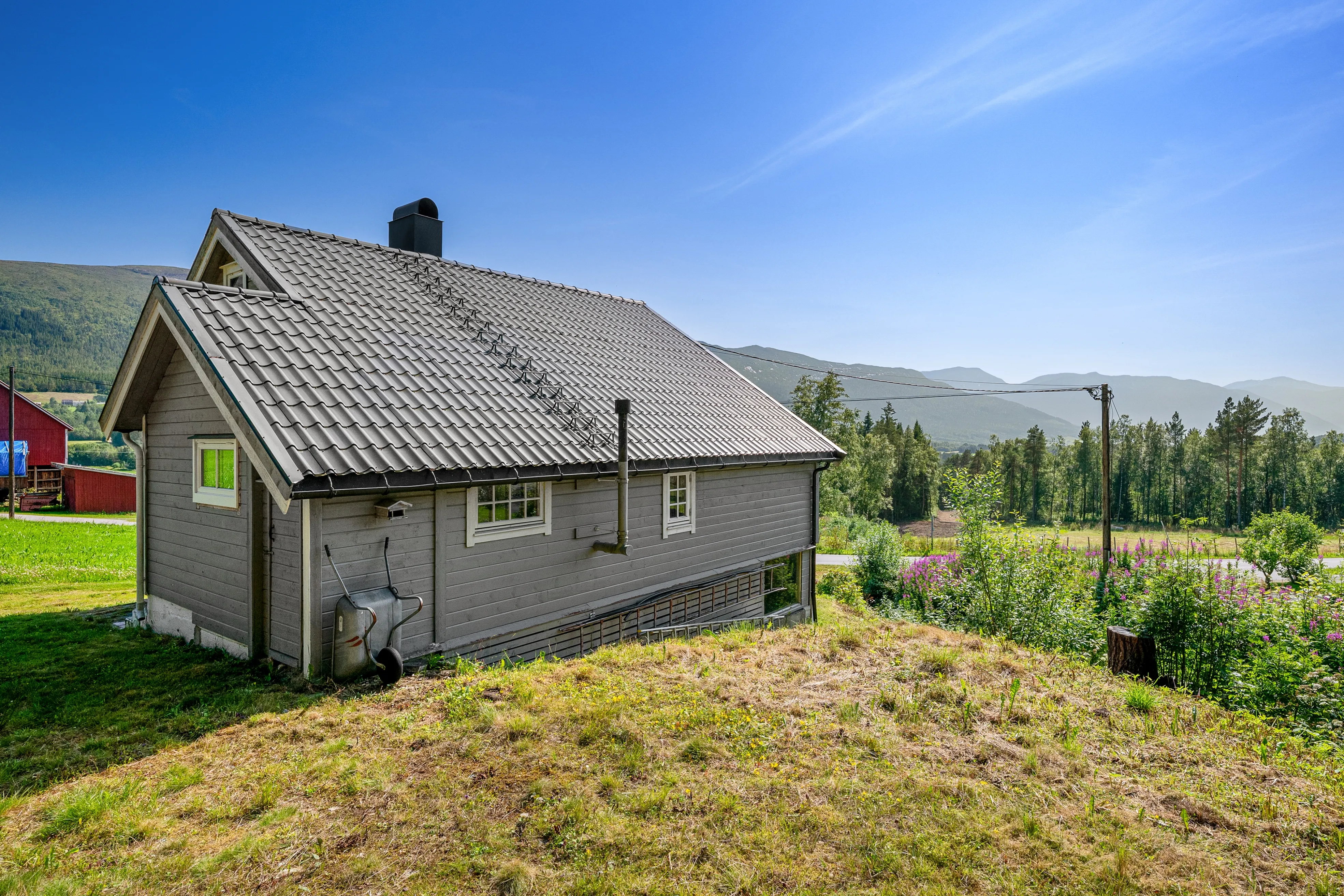 1960s Eidsvåg House with Balcony and Modern Upgrades - View image 30 of 35
