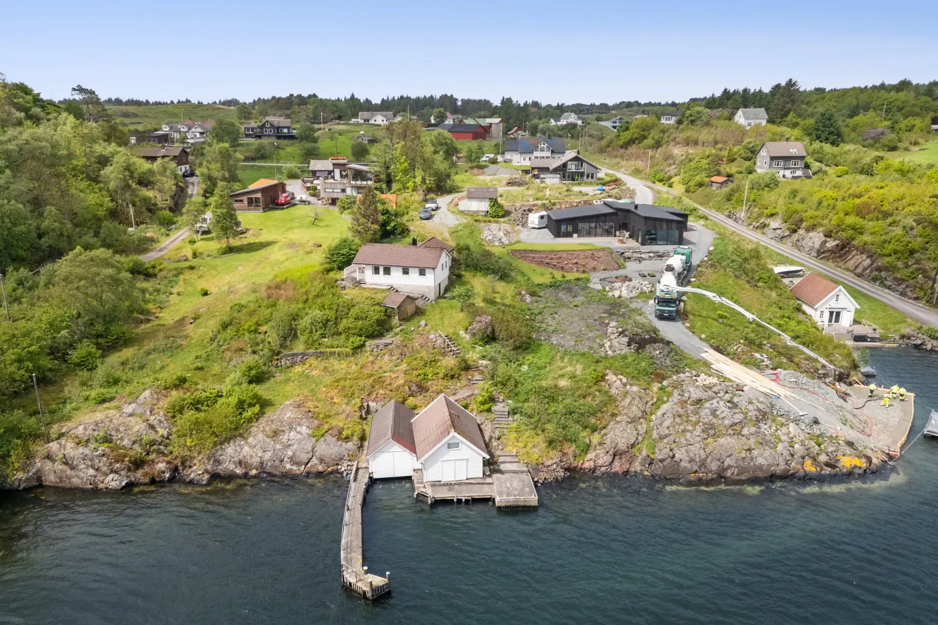 1980s Norwegian Coastal Retreat with Terrace and Private Boat House - Image 3