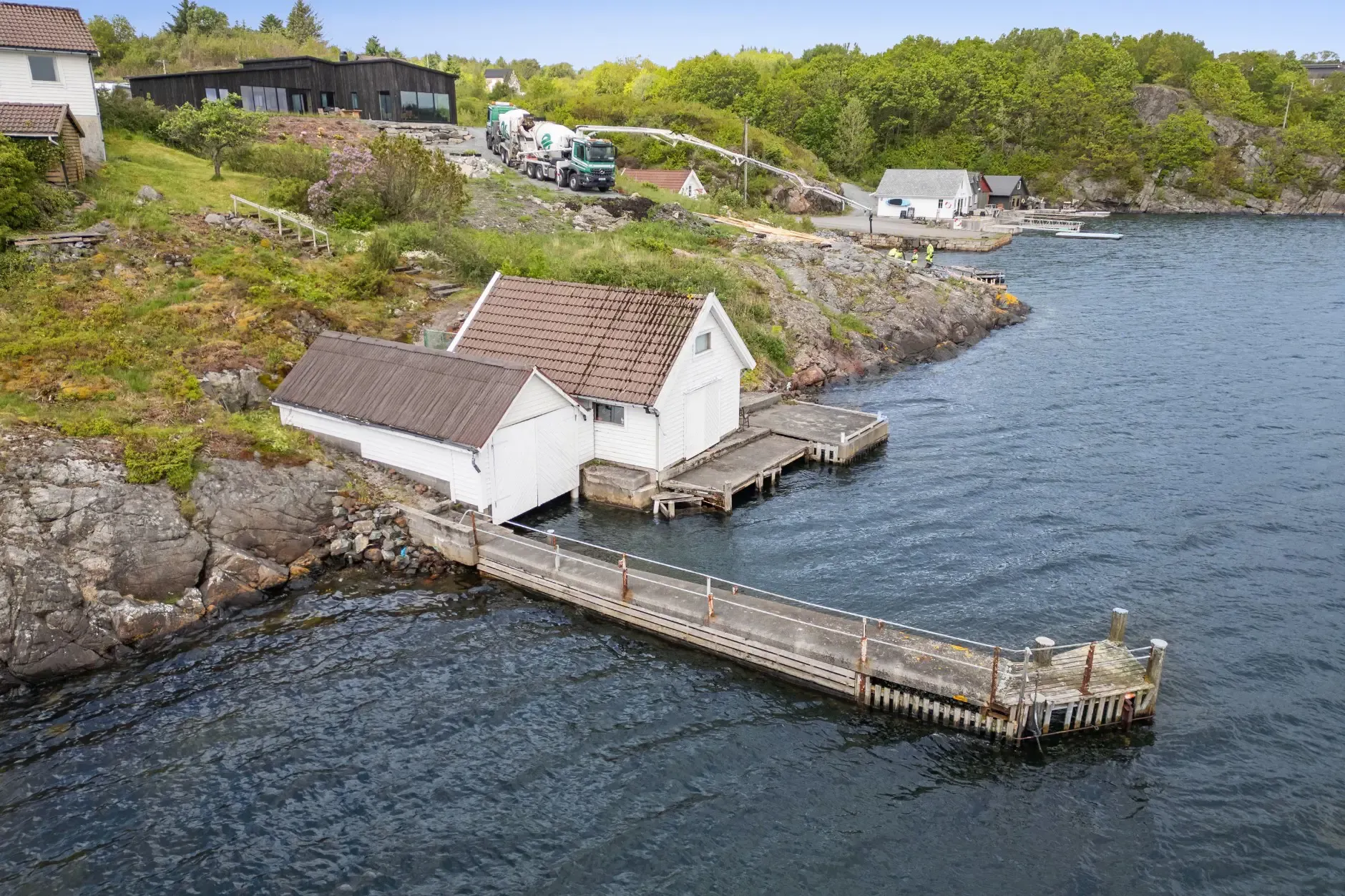 1980s Norwegian Coastal Retreat with Terrace and Private Boat House - Image 4