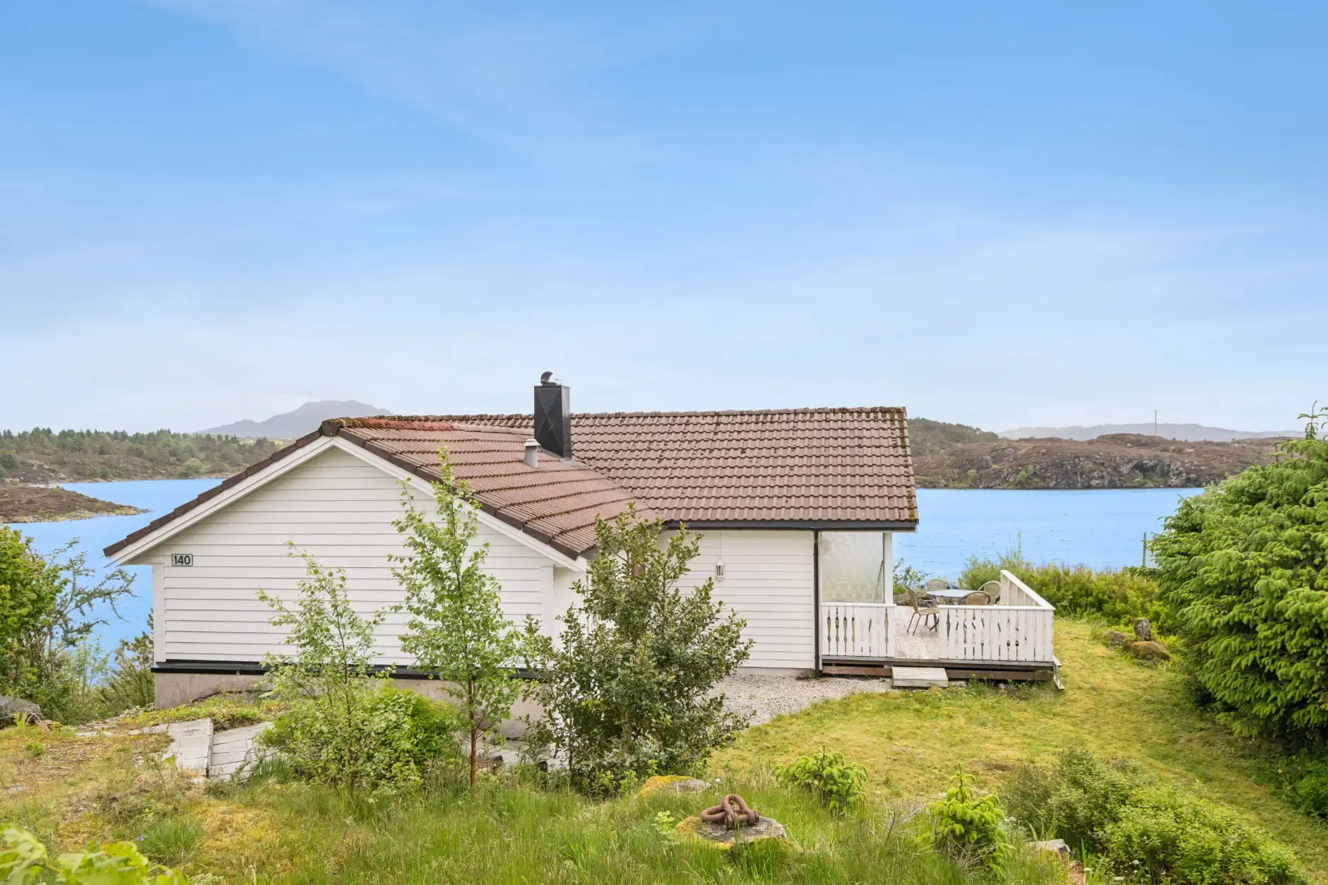 1980s Norwegian Coastal Retreat with Terrace and Private Boat House - Image 5