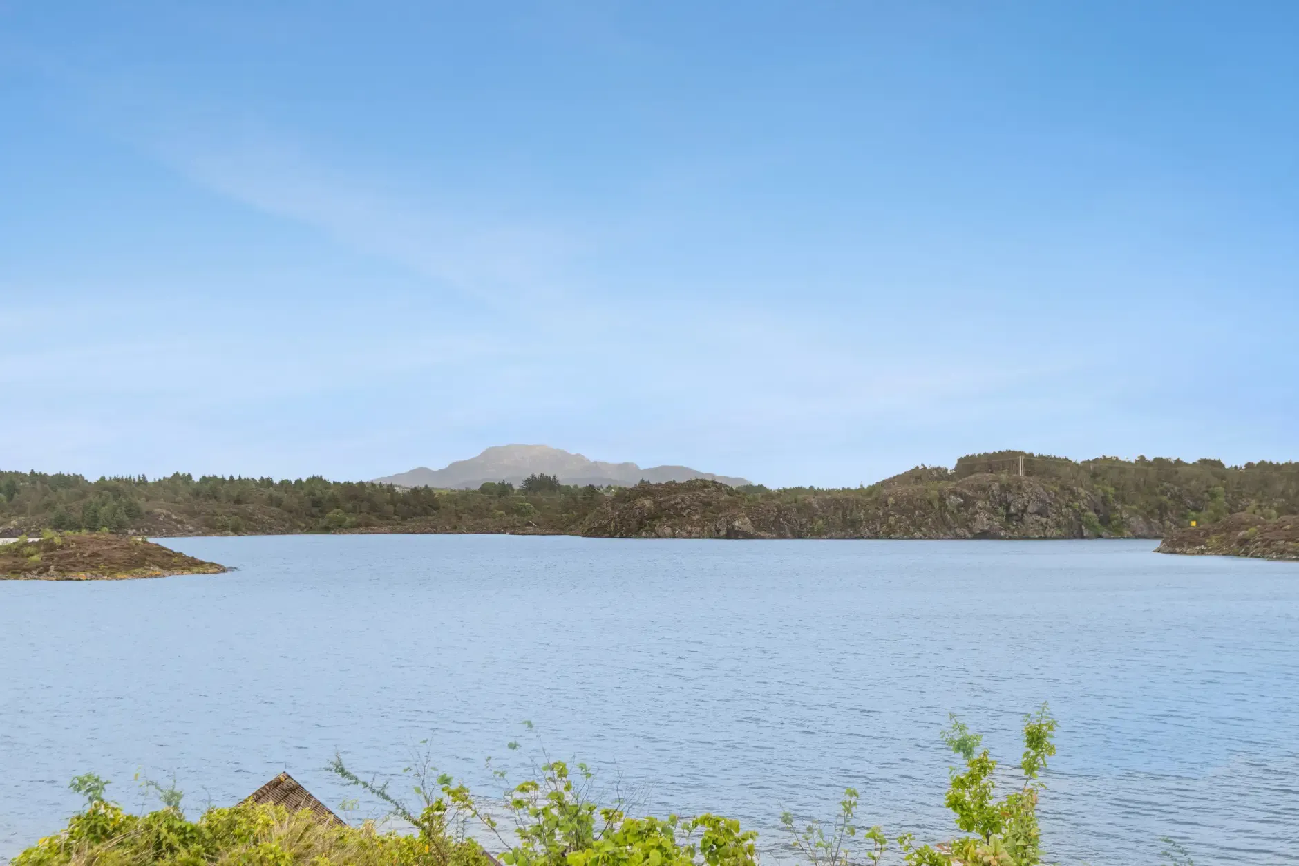 1980s Norwegian Coastal Retreat with Terrace and Private Boat House - View image 10 of 45