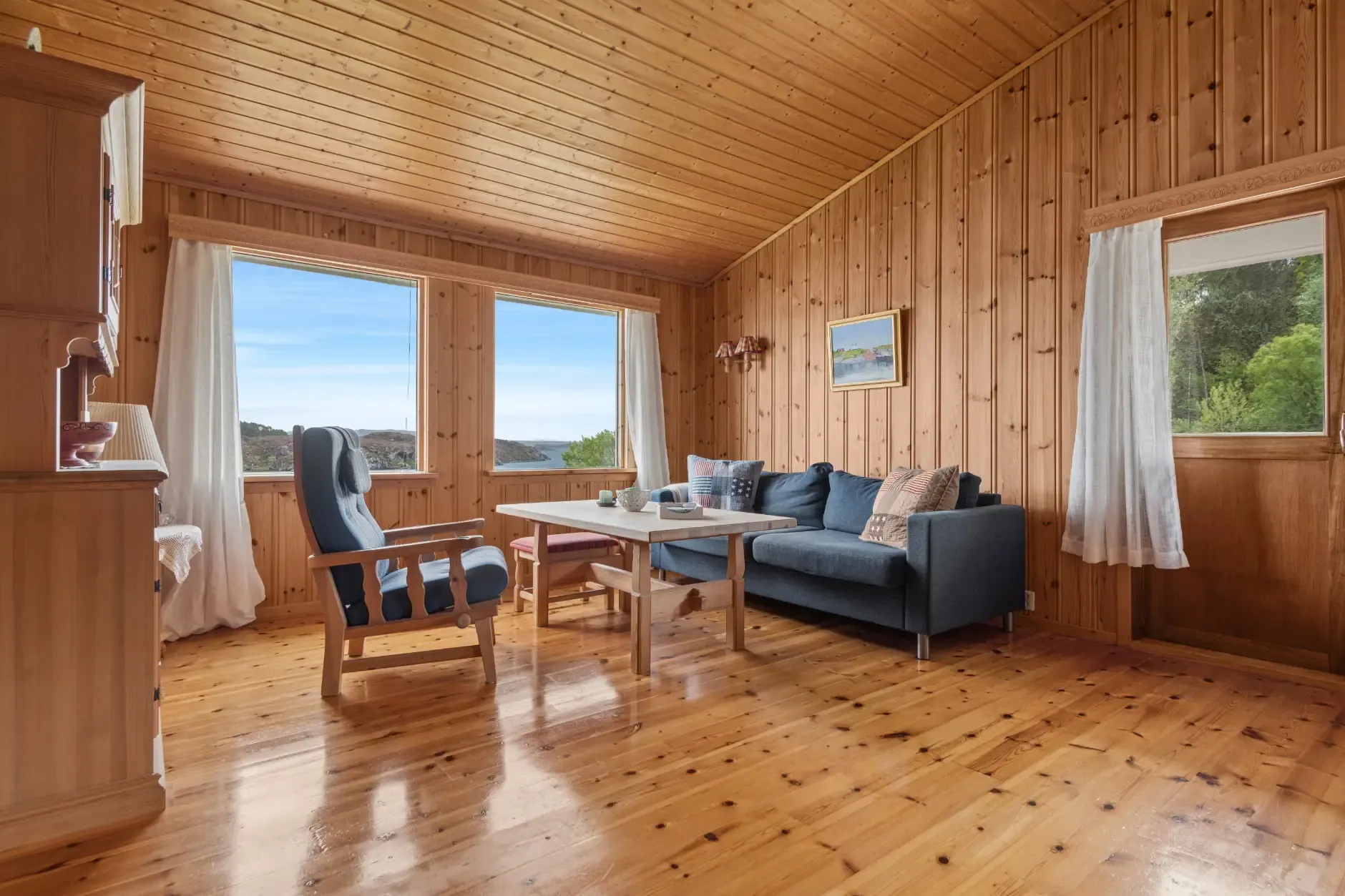 1980s Norwegian Coastal Retreat with Terrace and Private Boat House - View image 13 of 45