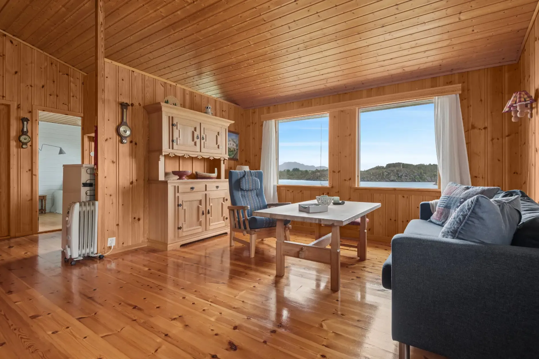 1980s Norwegian Coastal Retreat with Terrace and Private Boat House - View image 15 of 45