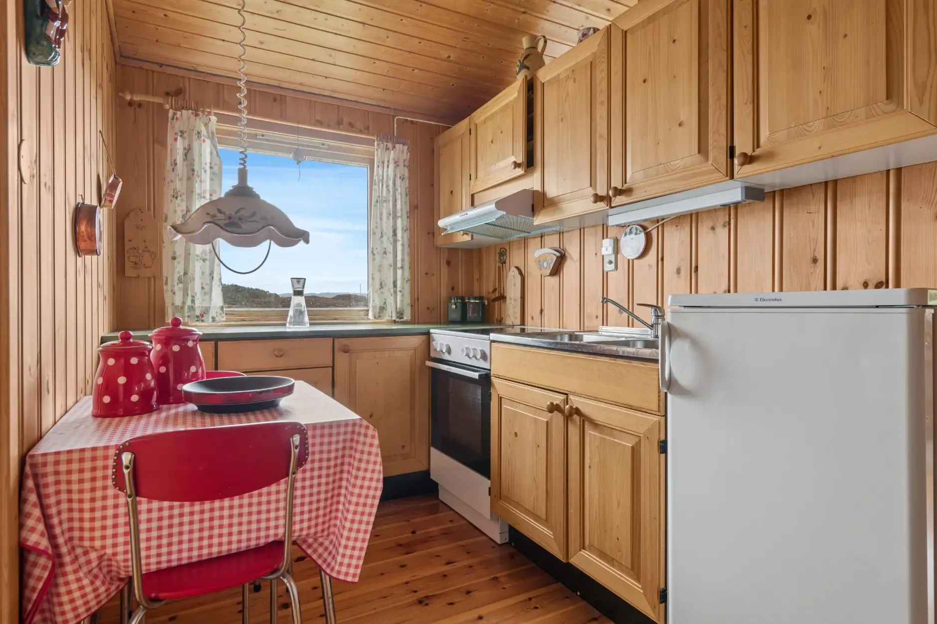 1980s Norwegian Coastal Retreat with Terrace and Private Boat House - View image 20 of 45