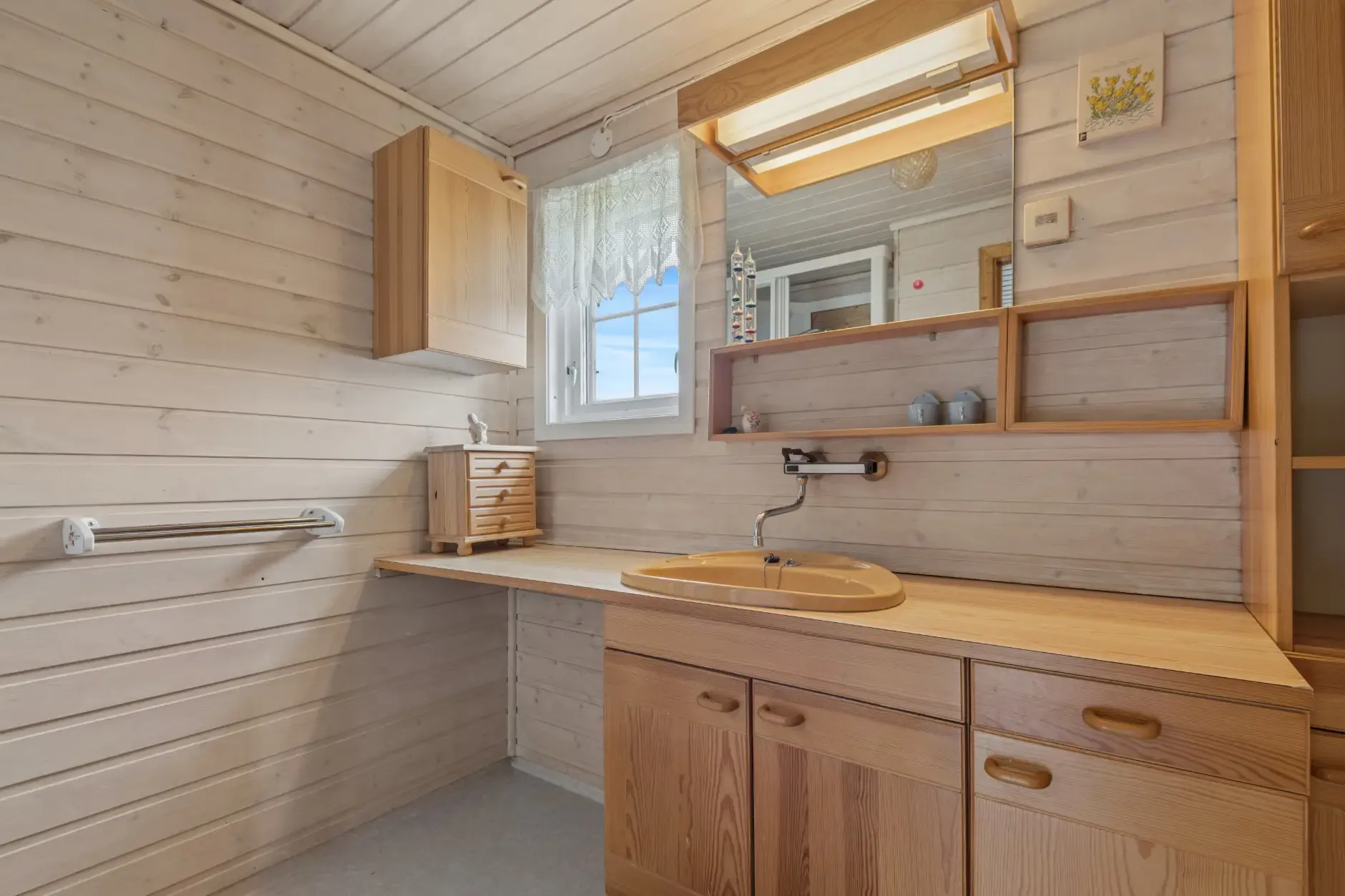 1980s Norwegian Coastal Retreat with Terrace and Private Boat House - View image 28 of 45