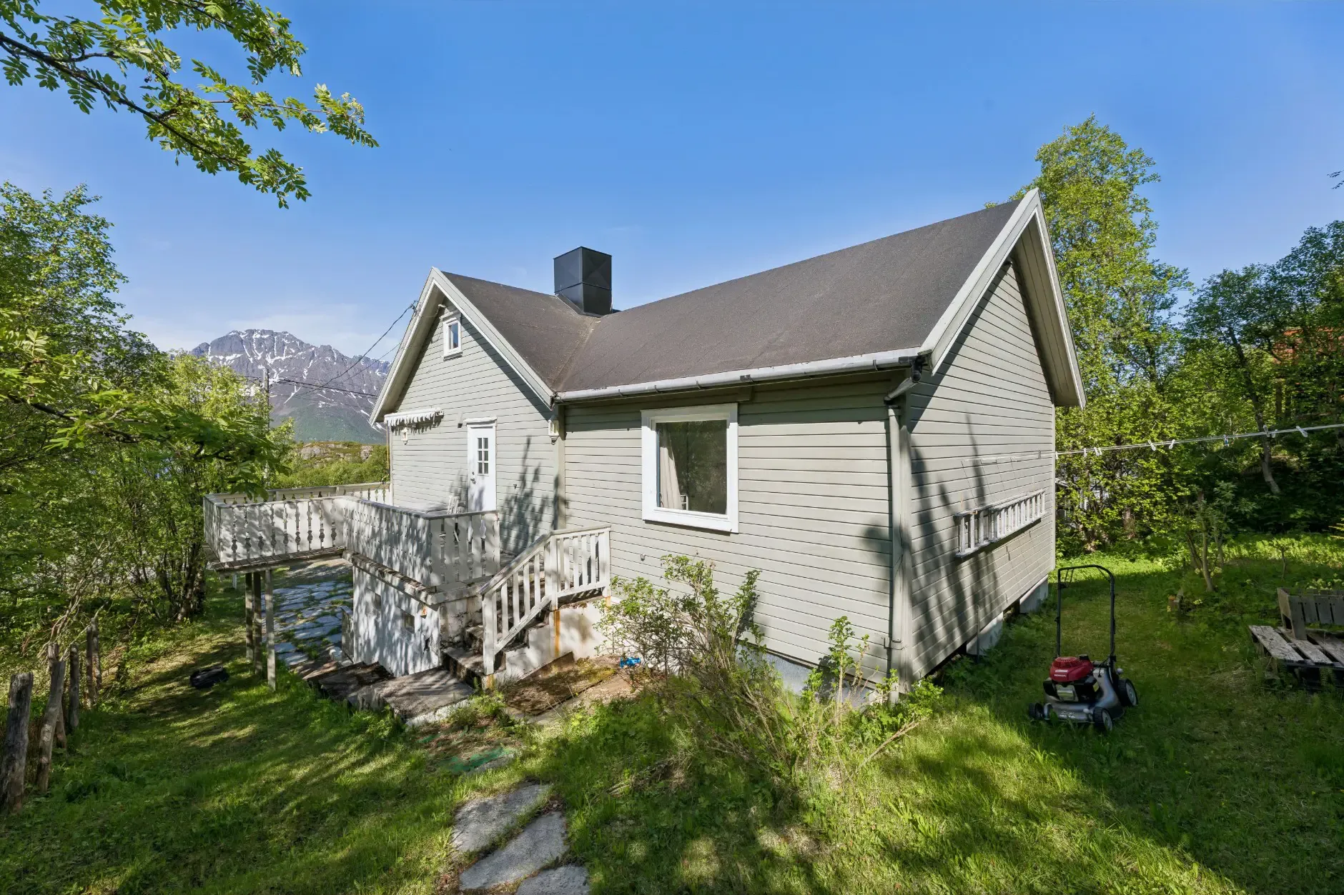 1960s 4-Bedroom House with Fjord Views in Øksfjord, Norway - Image 3
