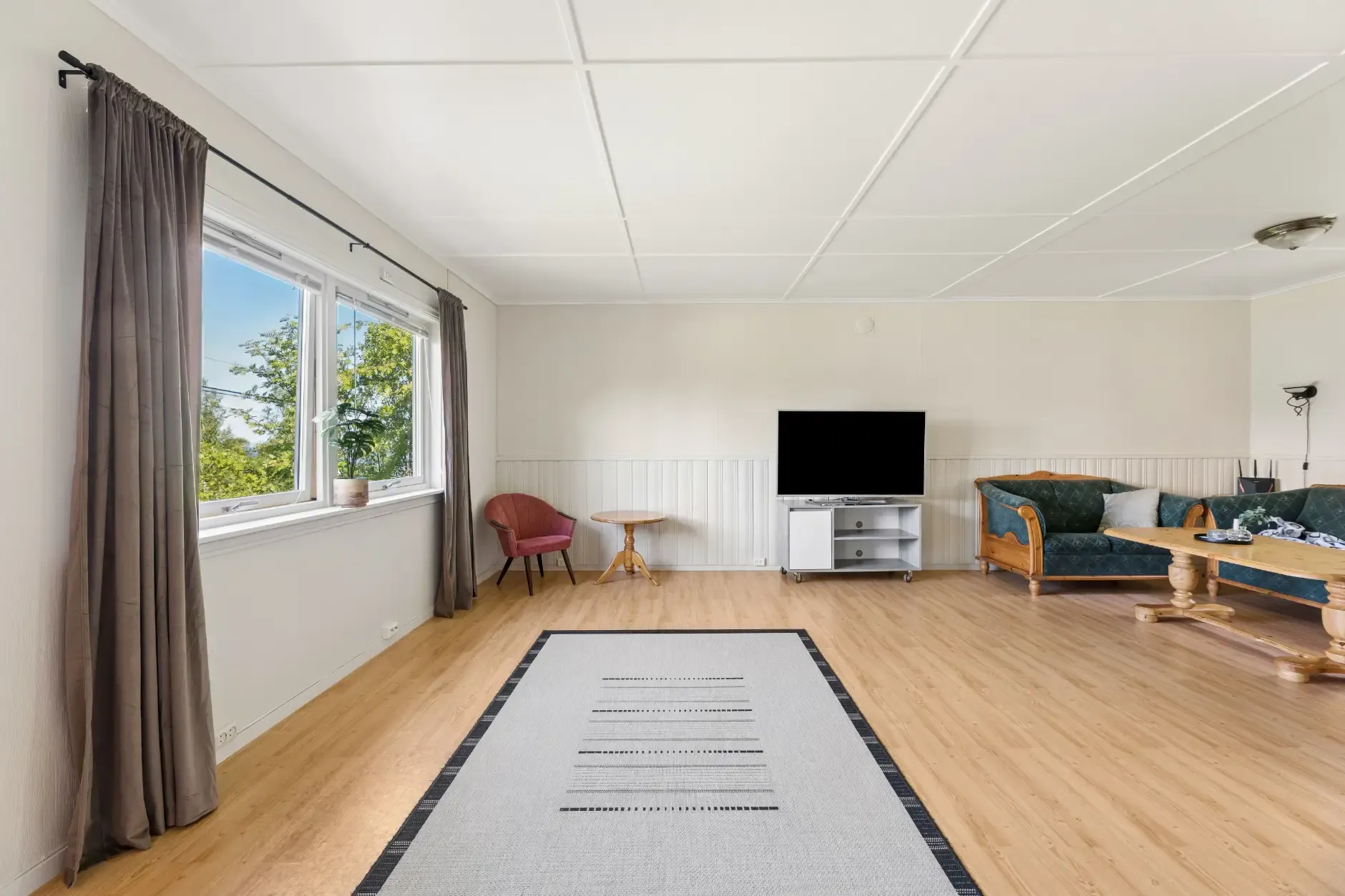 1960s 4-Bedroom House with Fjord Views in Øksfjord, Norway - View image 11 of 25