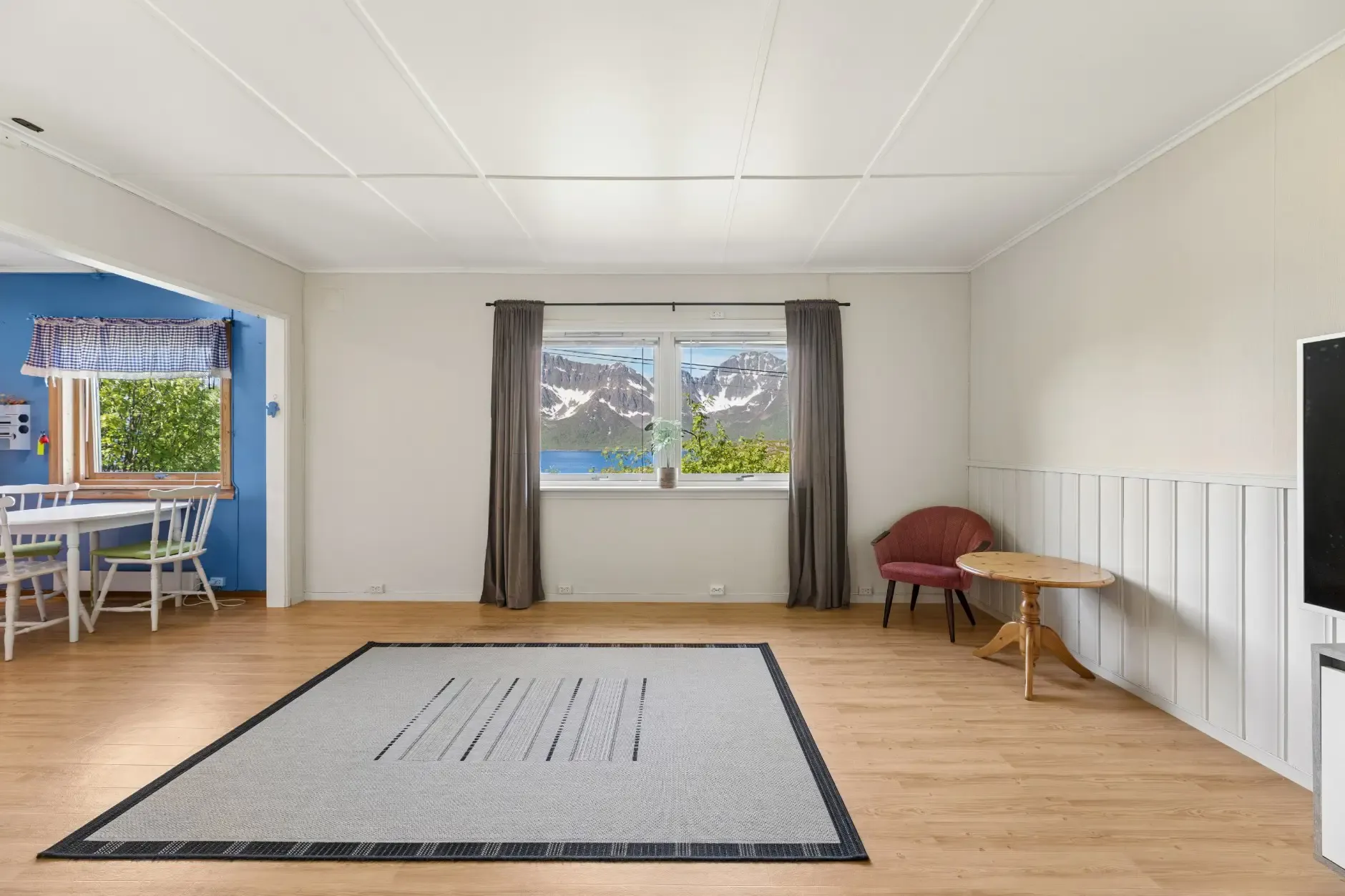 1960s 4-Bedroom House with Fjord Views in Øksfjord, Norway - View image 14 of 25