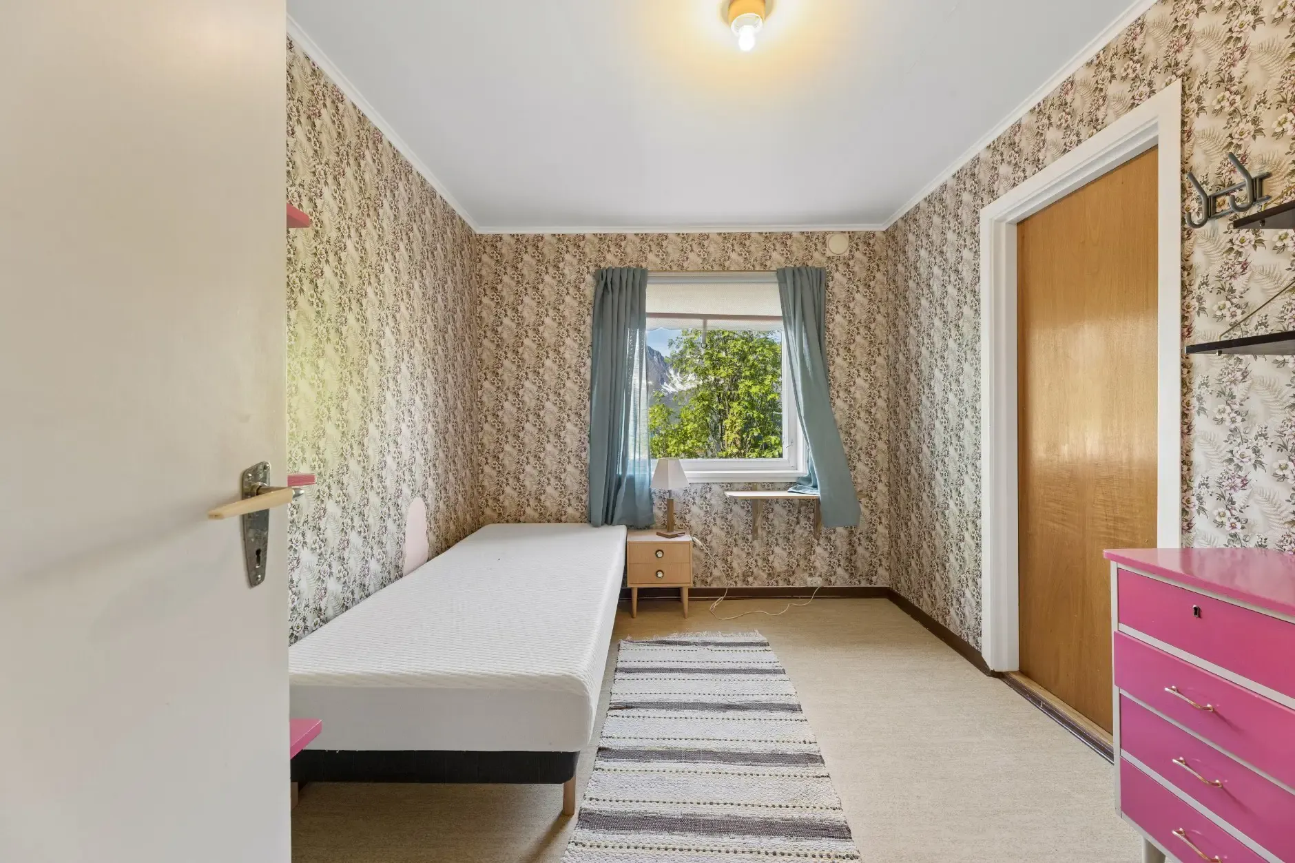 1960s 4-Bedroom House with Fjord Views in Øksfjord, Norway - View image 20 of 25