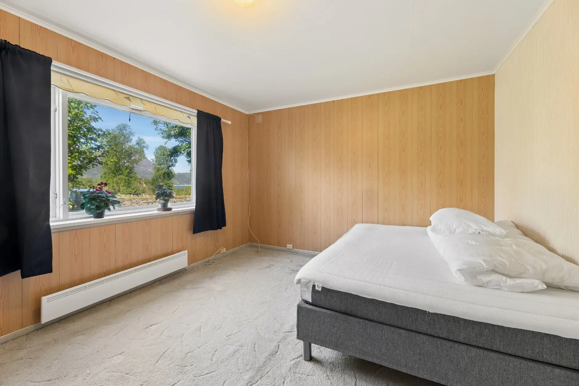 1960s 4-Bedroom House with Fjord Views in Øksfjord, Norway - View image 21 of 25