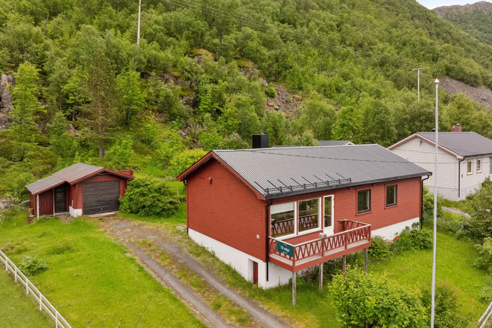 1960s Øksfjord House with Fjord Views: 4-Bedroom, Terrace, and Garage - Image 2