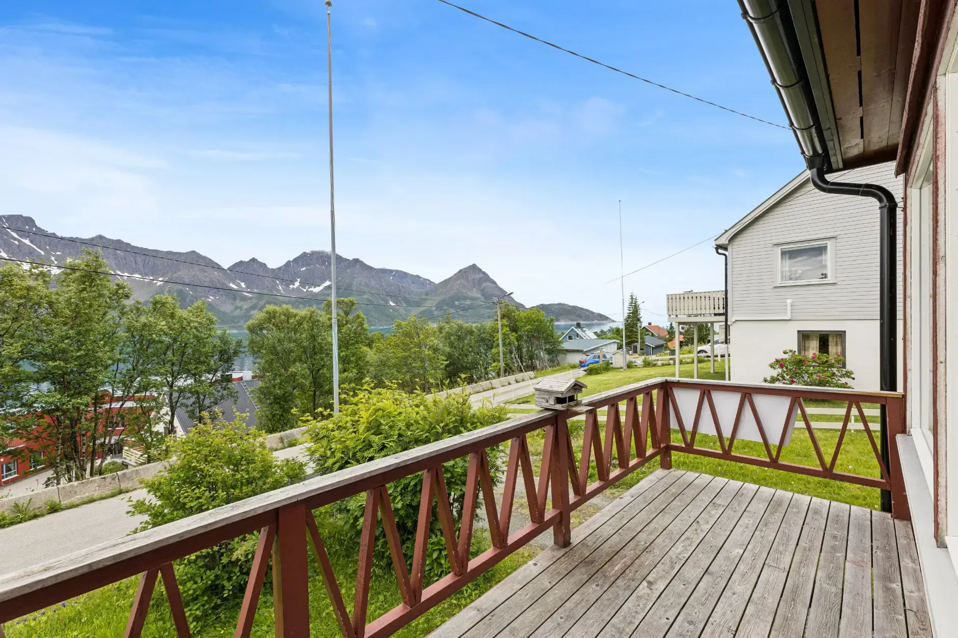 1960s Øksfjord House with Fjord Views: 4-Bedroom, Terrace, and Garage - Image 4