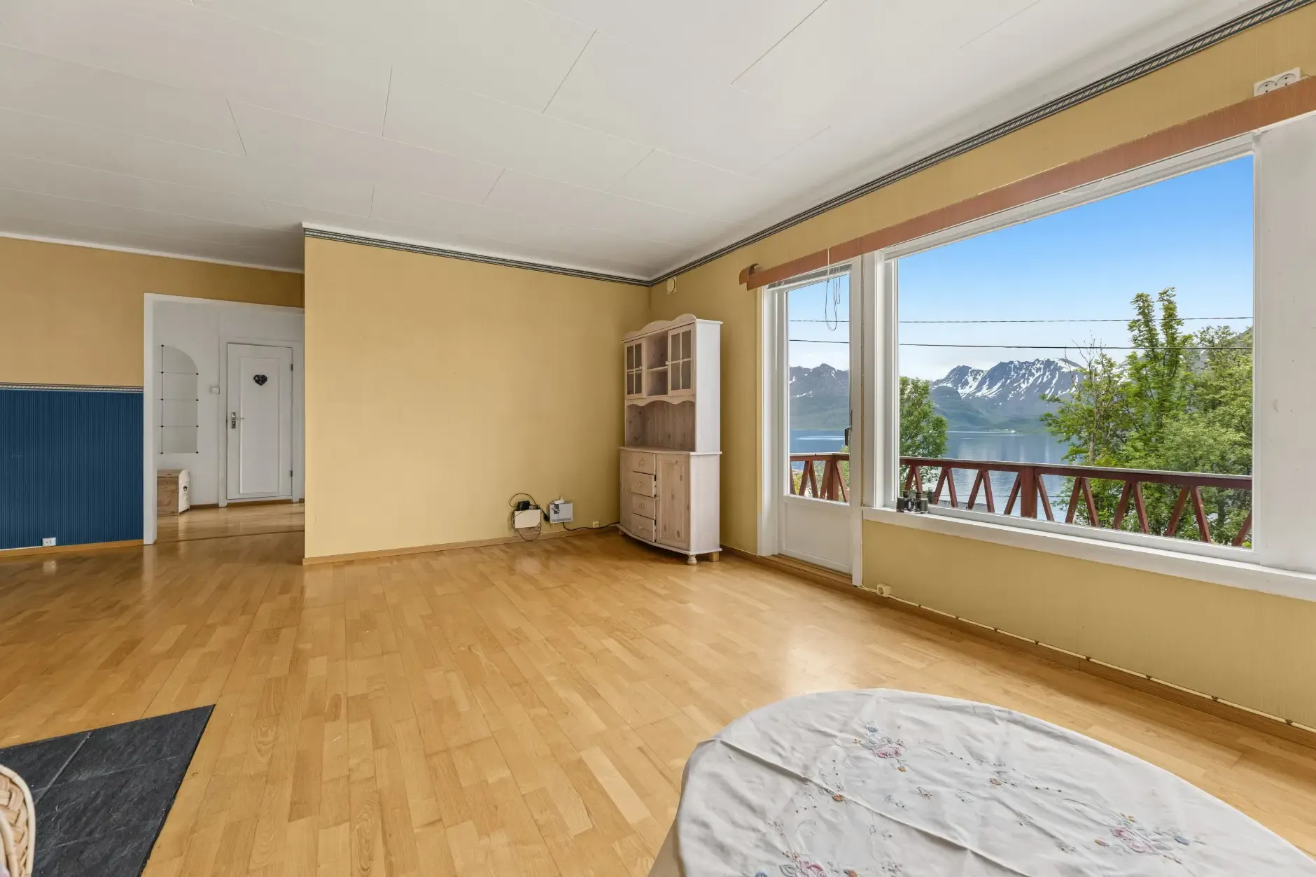 1960s Øksfjord House with Fjord Views: 4-Bedroom, Terrace, and Garage - Image 5
