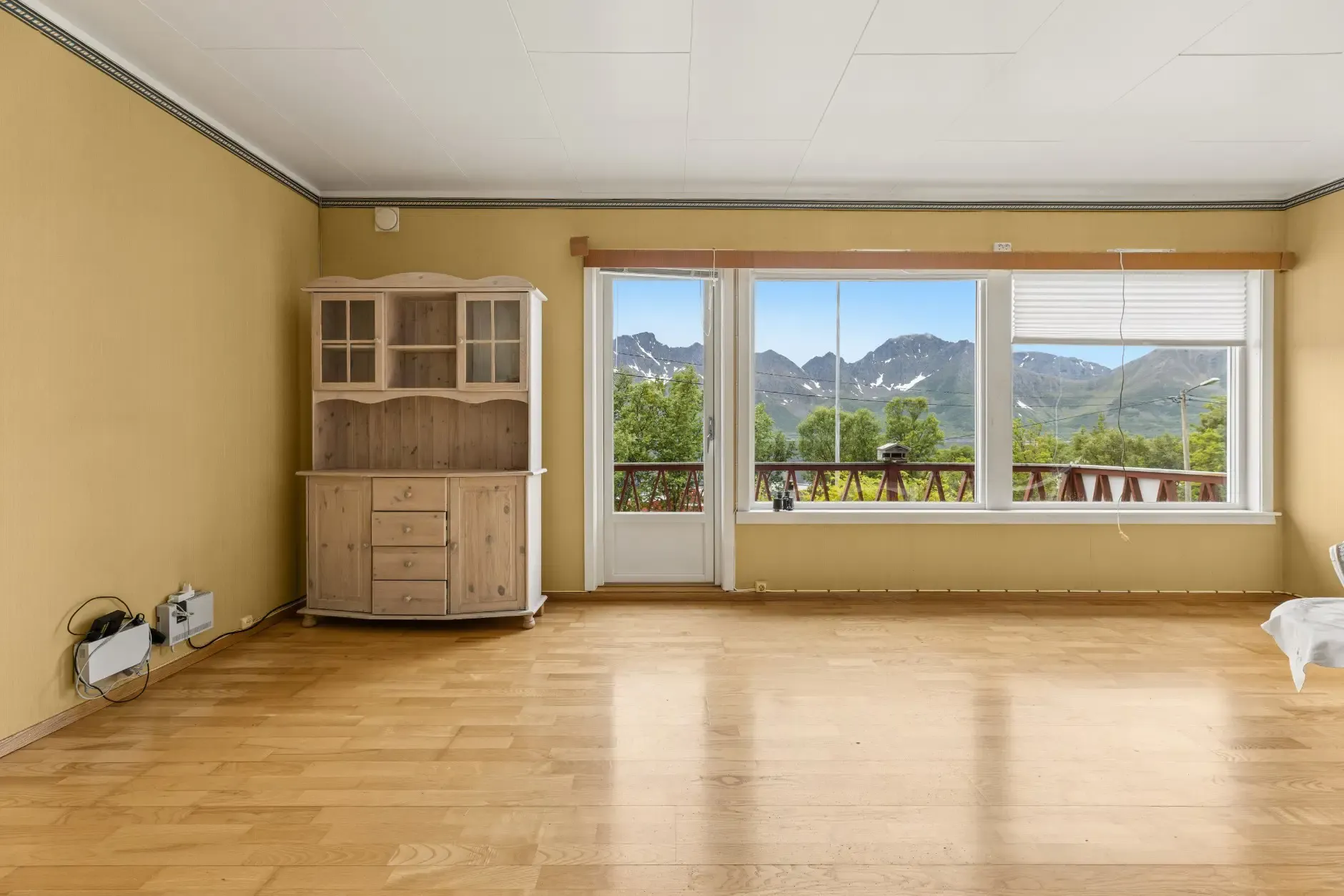 1960s Øksfjord House with Fjord Views: 4-Bedroom, Terrace, and Garage - View image 7 of 29