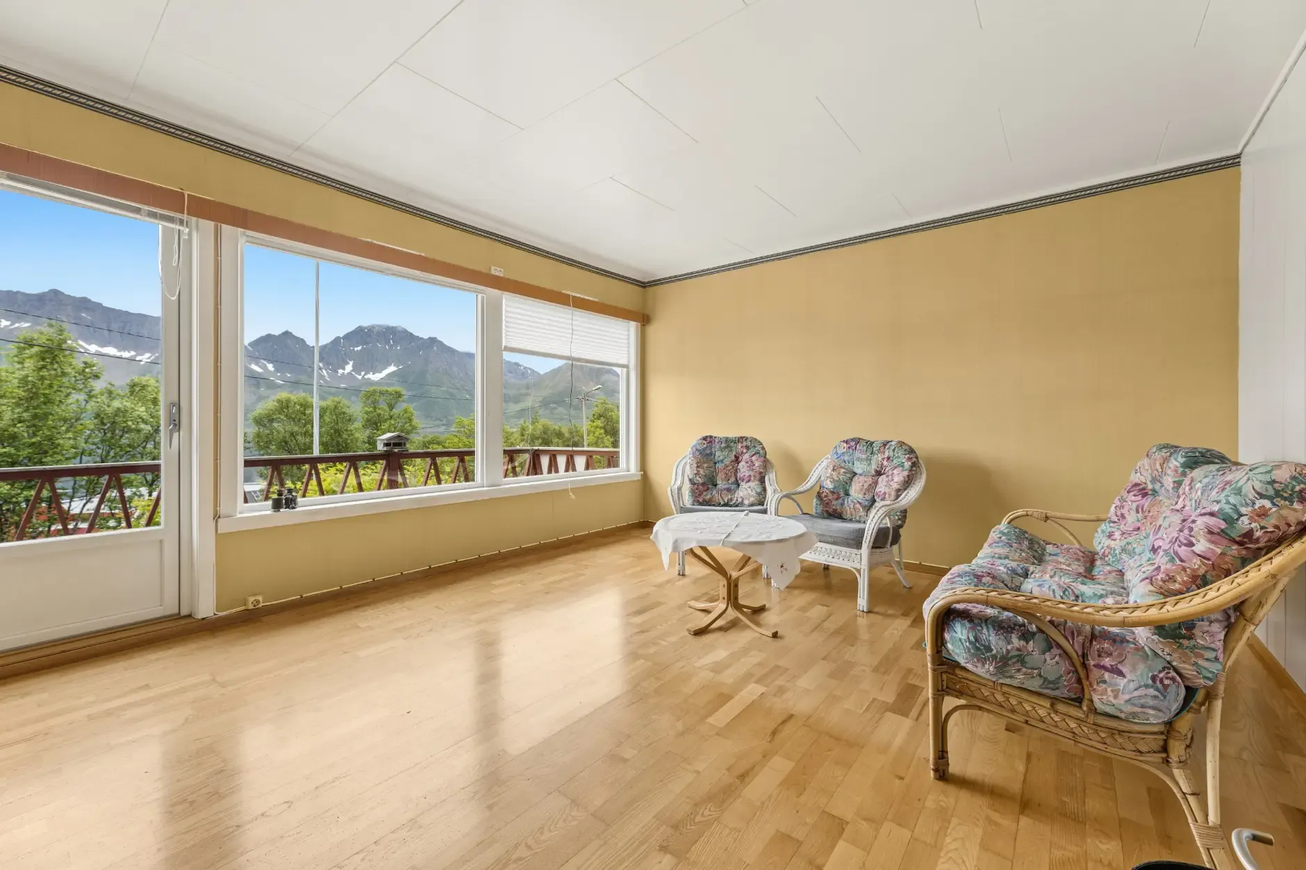 1960s Øksfjord House with Fjord Views: 4-Bedroom, Terrace, and Garage - View image 8 of 29