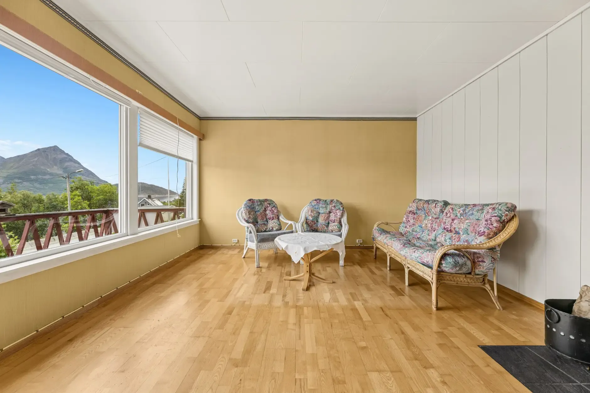 1960s Øksfjord House with Fjord Views: 4-Bedroom, Terrace, and Garage - View image 9 of 29