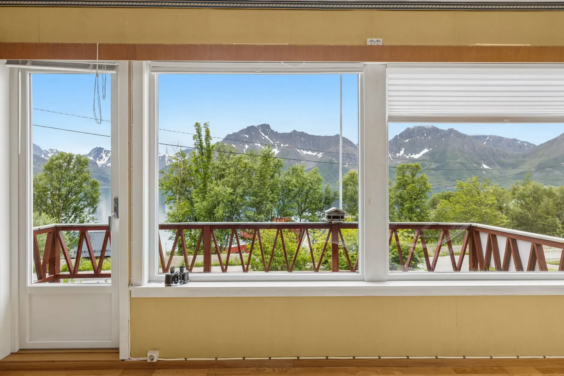 1960s Øksfjord House with Fjord Views: 4-Bedroom, Terrace, and Garage - View image 10 of 29
