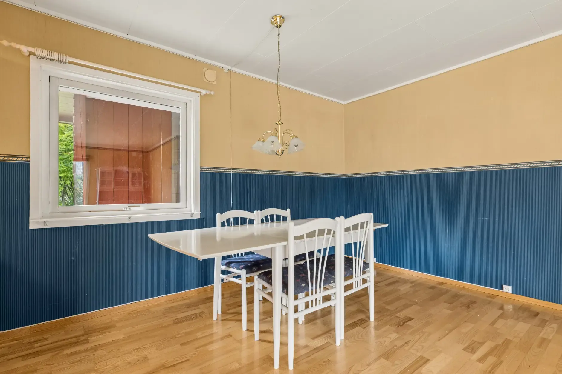 1960s Øksfjord House with Fjord Views: 4-Bedroom, Terrace, and Garage - View image 13 of 29