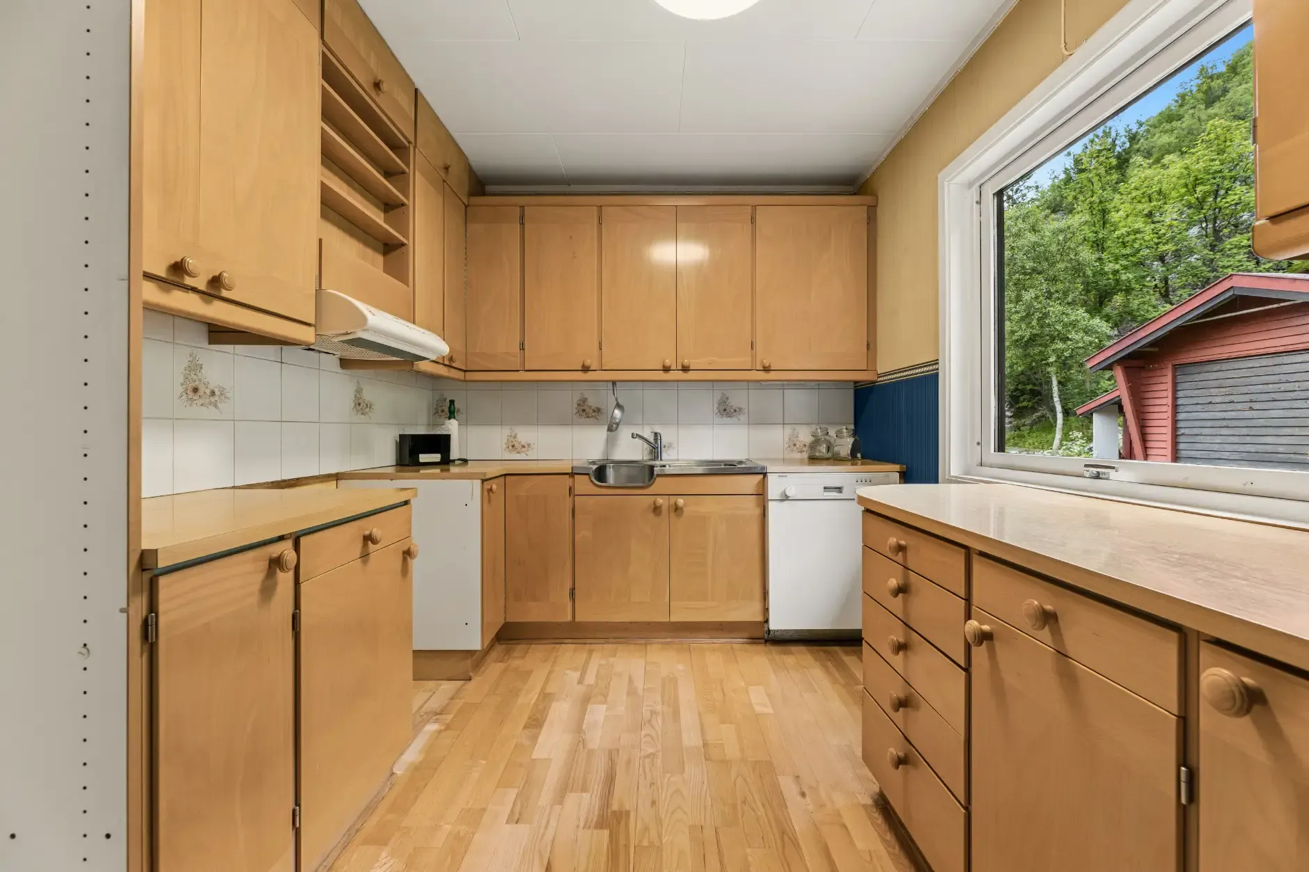 1960s Øksfjord House with Fjord Views: 4-Bedroom, Terrace, and Garage - View image 14 of 29
