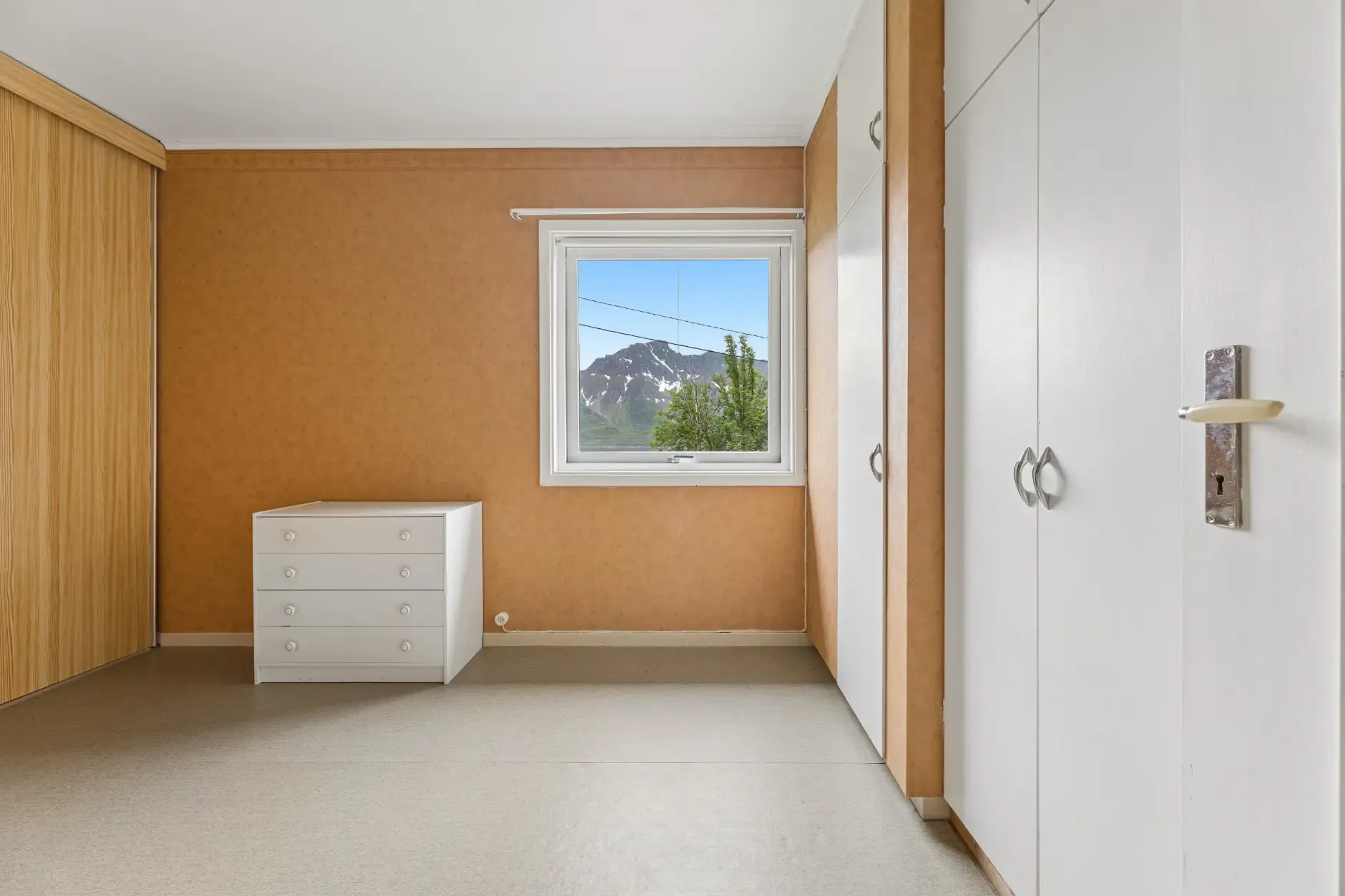 1960s Øksfjord House with Fjord Views: 4-Bedroom, Terrace, and Garage - View image 15 of 29